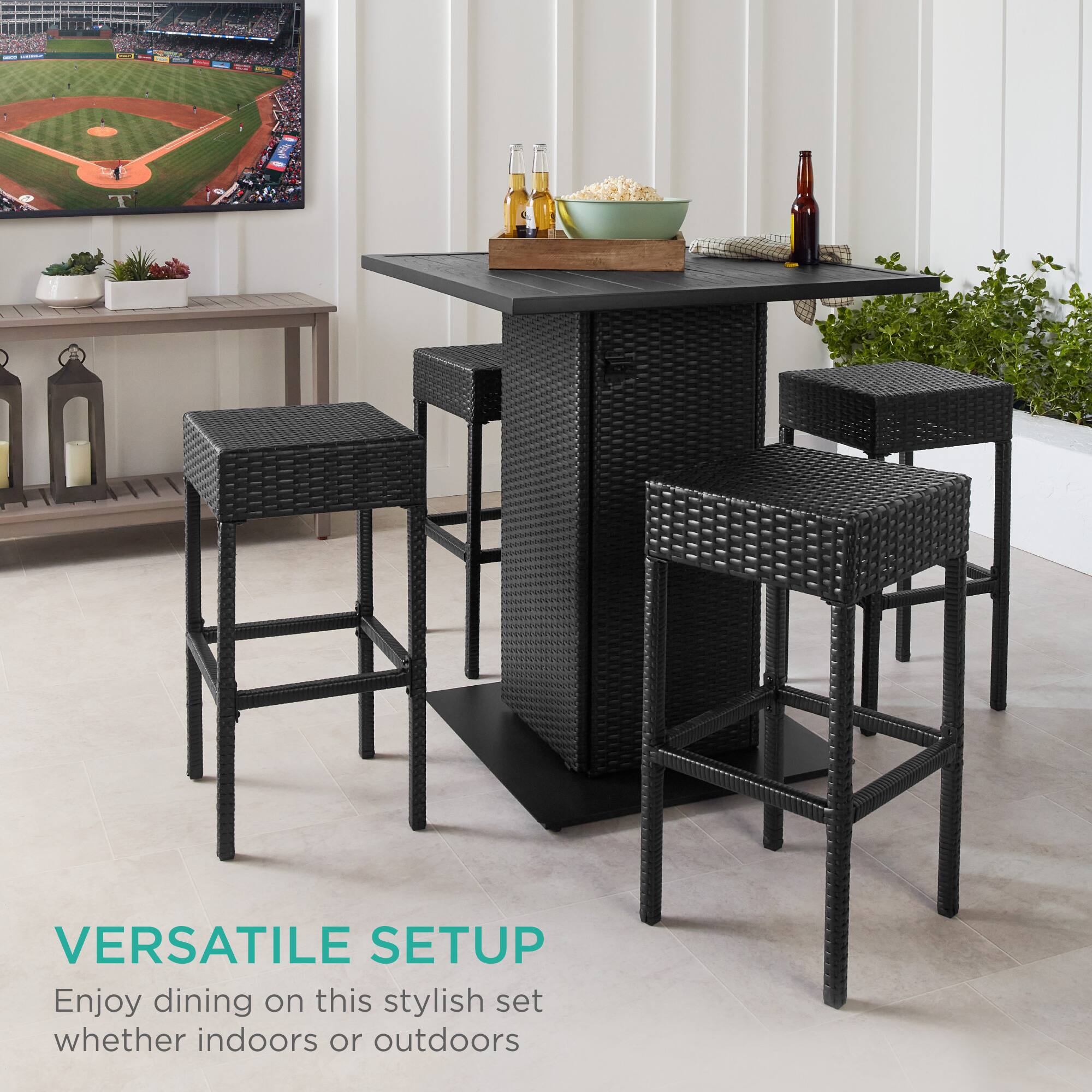 VERSATILE SETUP  
Enjoy dining on this stylish set whether indoors or outdoors