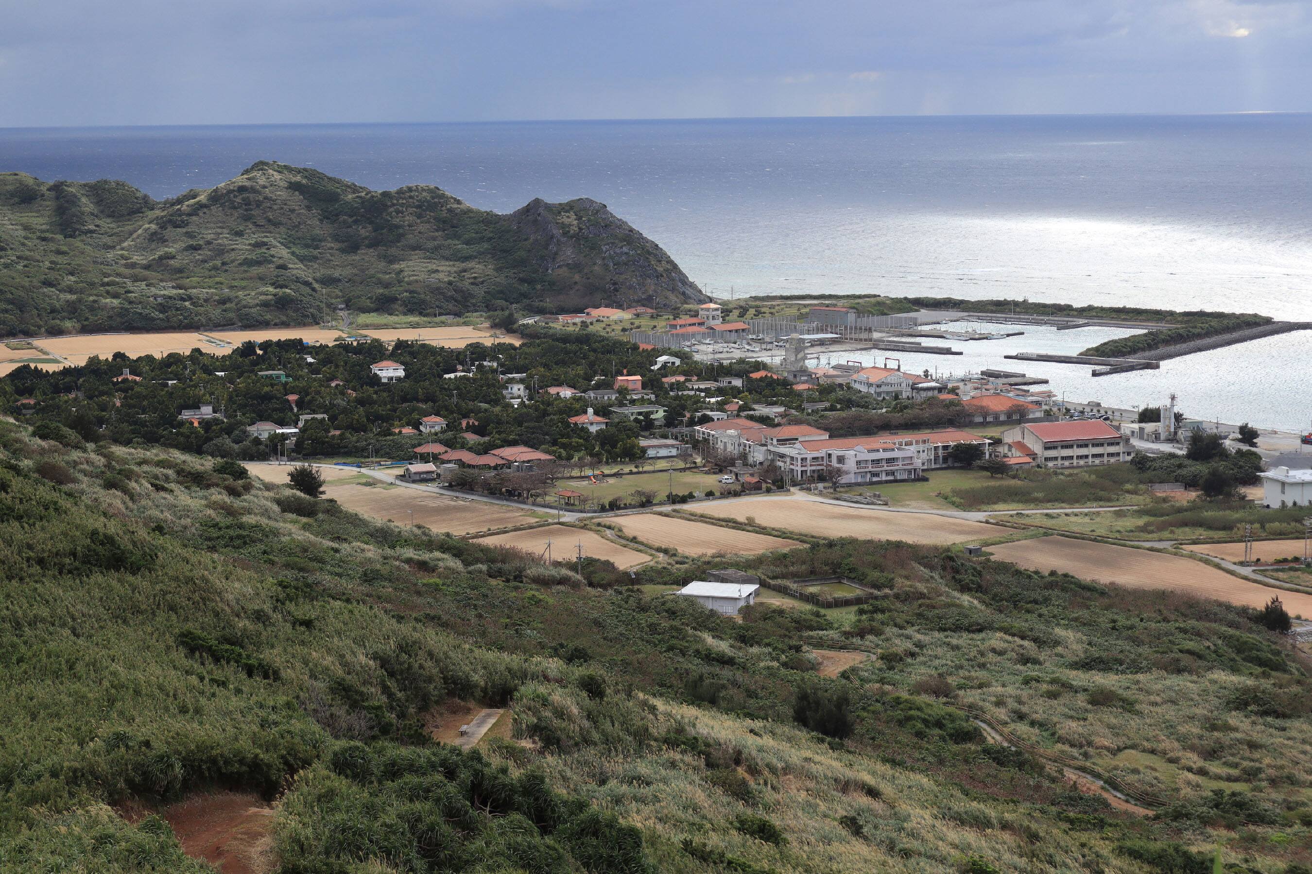 Alt View 38. Canon - EOS R100 4K Video Mirrorless Camera Double Zoom Lens Kit with RF-S18-45mm and RF75-300mm Lenses - Black.