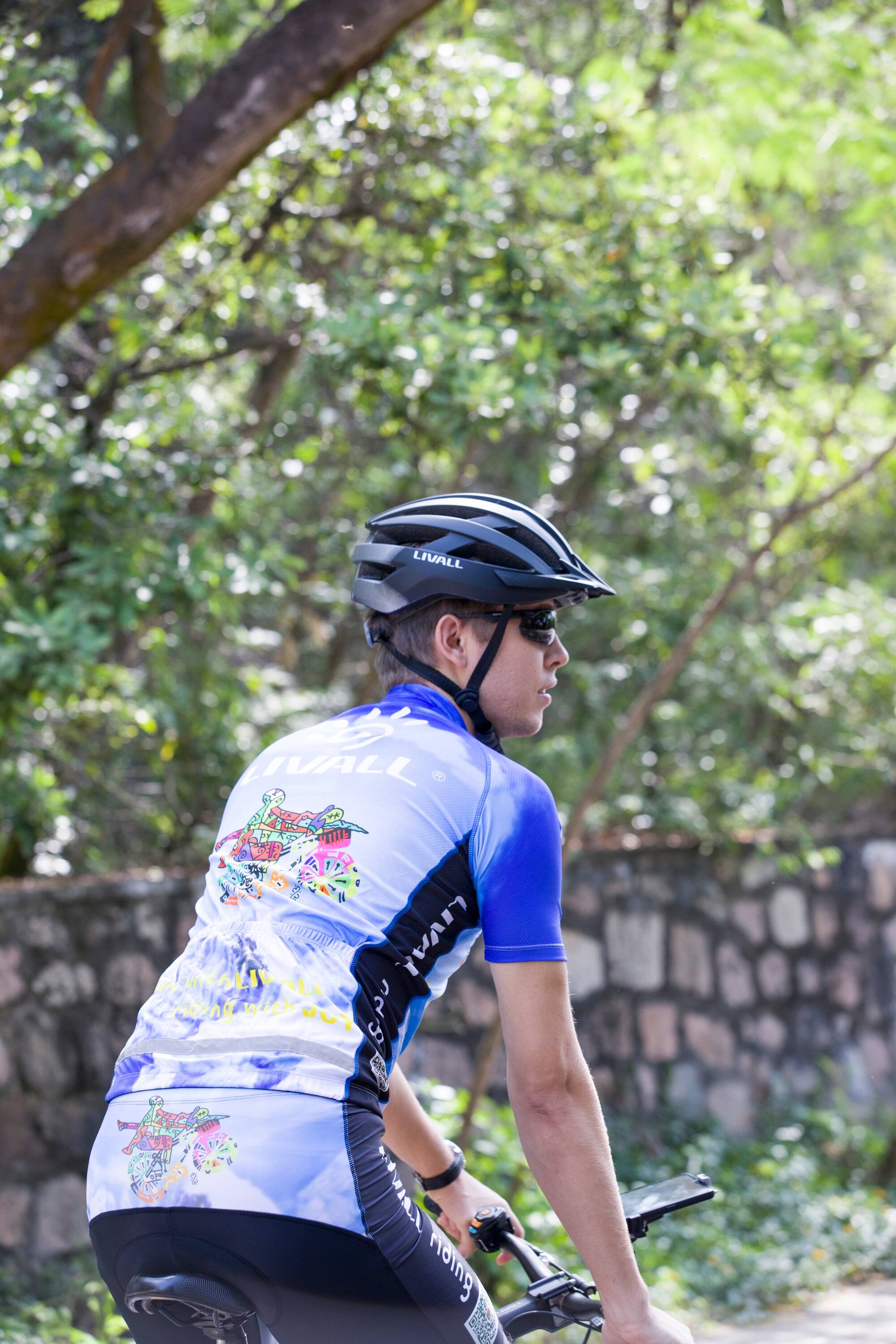 LIVALL  
LIVALL  
LIVALL  
riding with JUI  
LIVALL  
riding with JUI