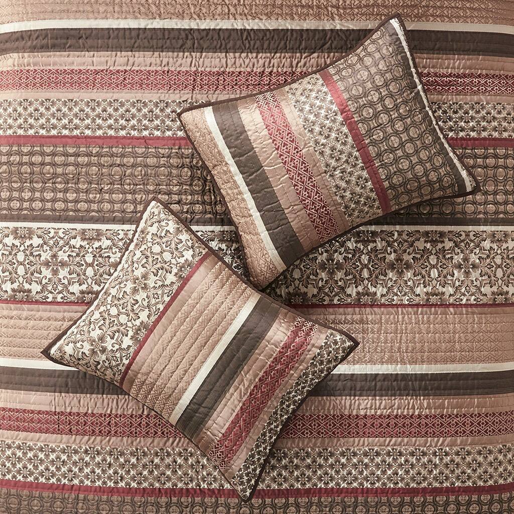 Alt View 2. Gracie Mills - Gracie Mills Irmgard 5-Piece Reversible Jacquard Quilt Set with Throw Pillows - Red.