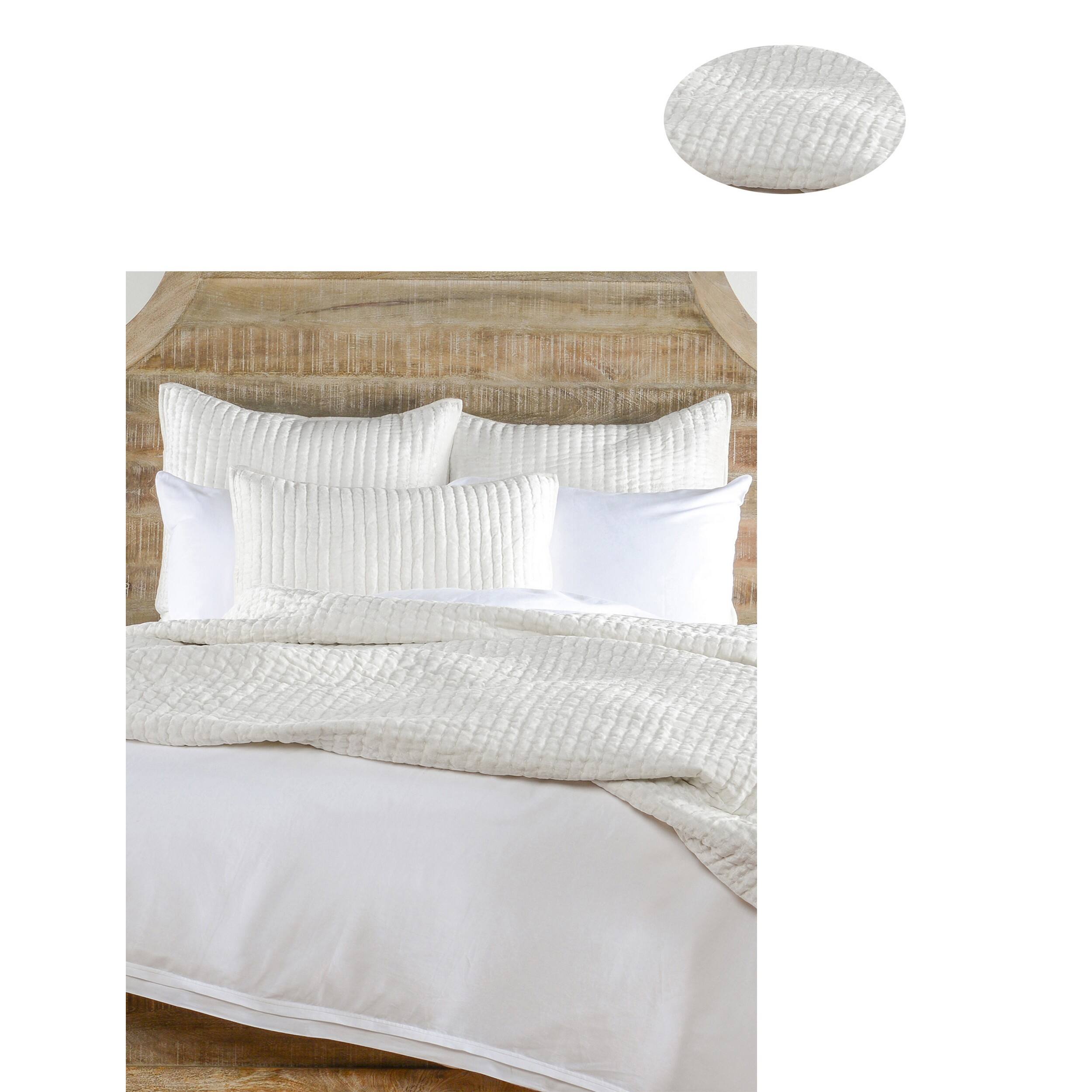 Angle. Manhattan Lane - Lipa 92 x 96 Handmade Queen Quilt with Polyfill and Cotton Binding - Ivory.