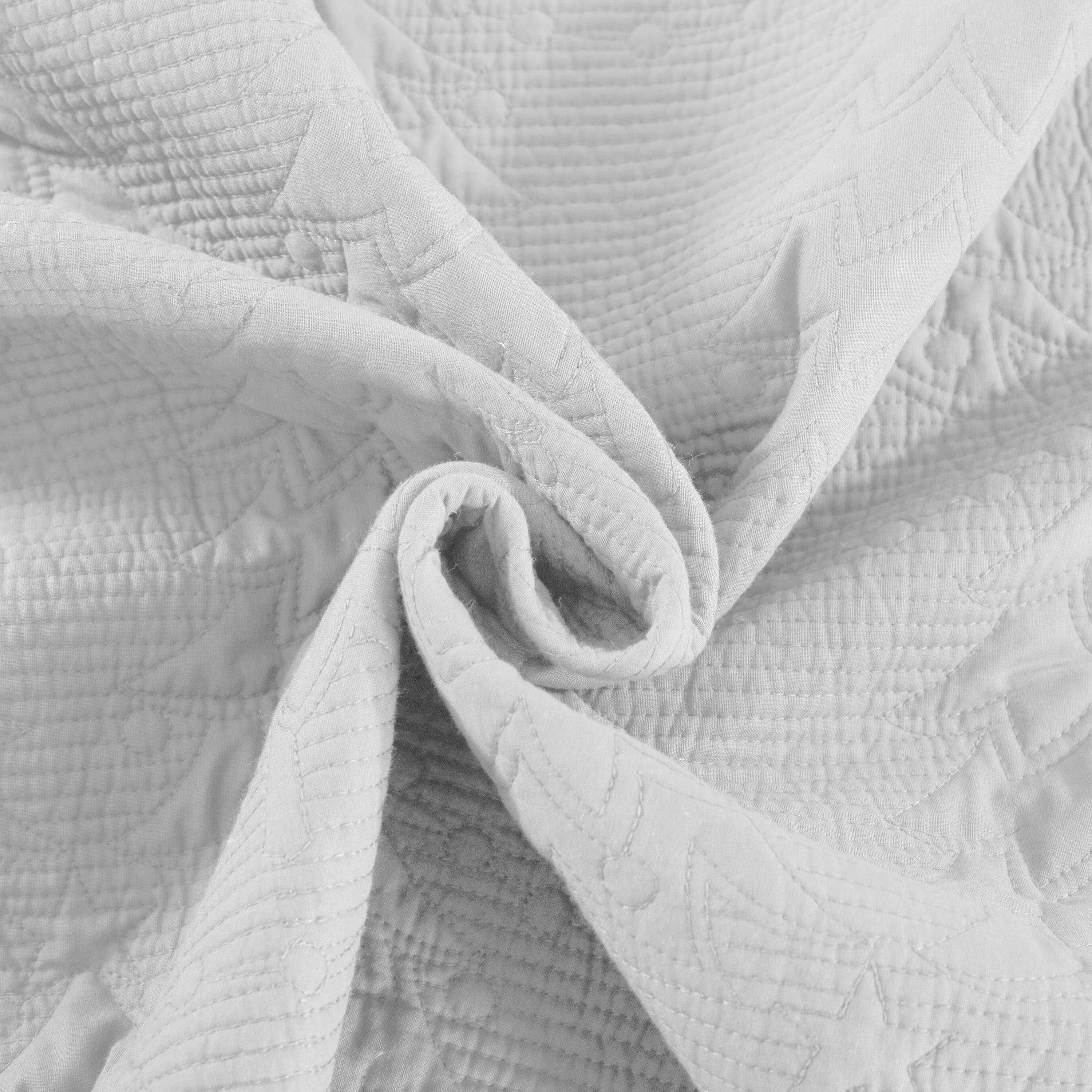 Left. MarCielo - Marcielo 3 Piece 100% Cotton Christmas Tree Bedspread Set Coverlet Set Lightweight Quilt Set - White.