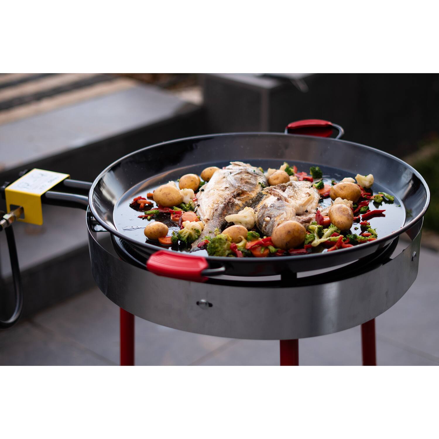 Angle. Ringg - Chef Series Classic Kit with Paella Pan, Dual Gas Burner, Stand for 16 Servings - Multicolored.