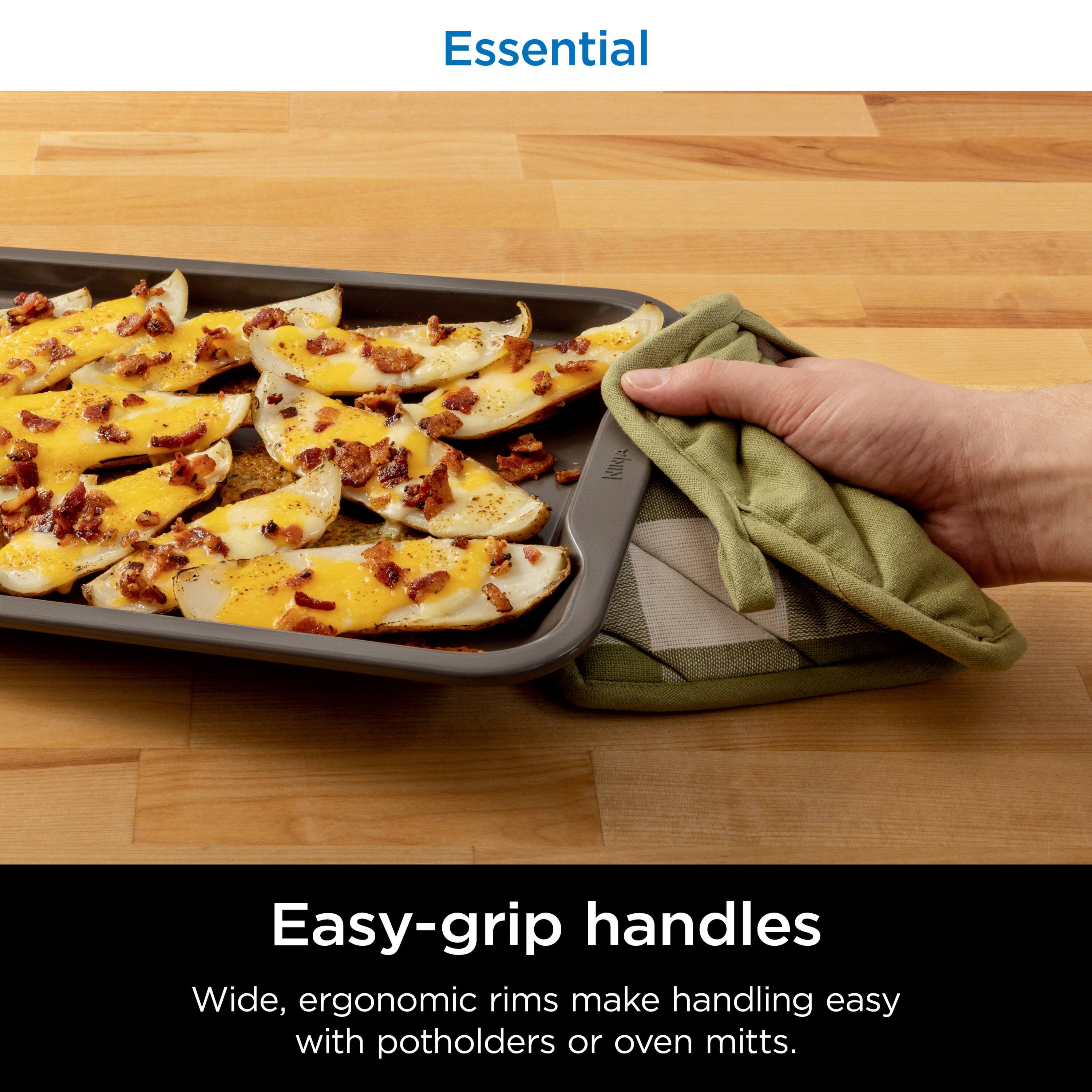 Essential

Easy-grip handles

Wide, ergonomic rims make handling easy with potholders or oven mitts.