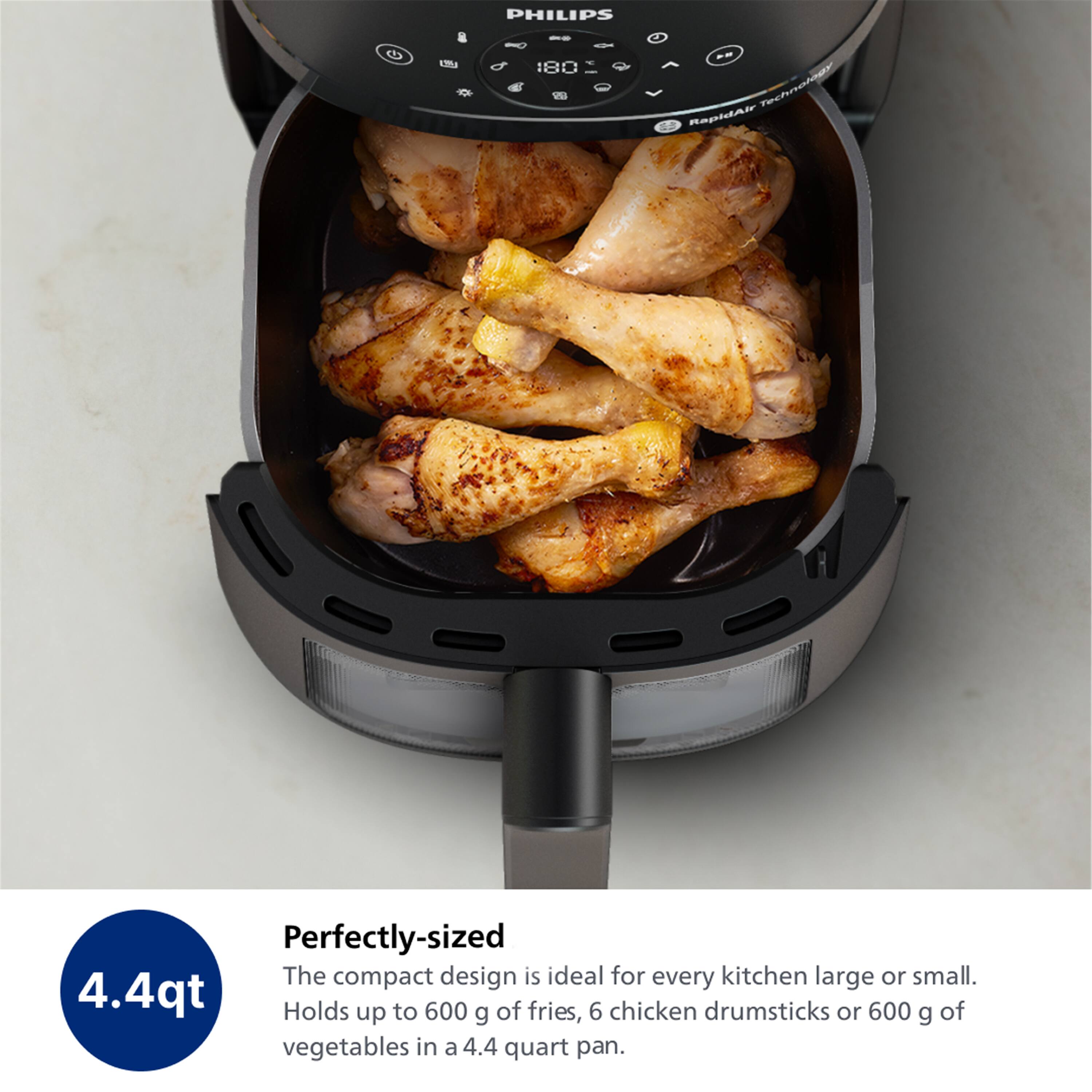 PHILIPS HD 9220 - RapidAir Technology  
Perfectly-sized  
The compact design is ideal for every kitchen large or small.  
4.4qt  
Holds up to 600 g of fries, 6 chicken drumsticks or 600 g of vegetables in a 4.4 quart pan.