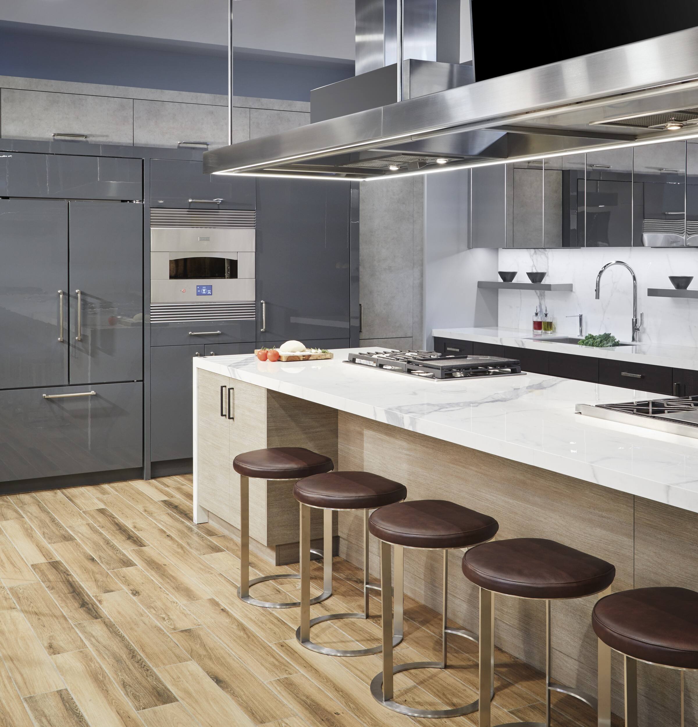 Alt View 30. Monogram - 36" Built-In Gas Cooktop with 5 burners and Sapphire Glass Precision Knobs - Stainless Steel.