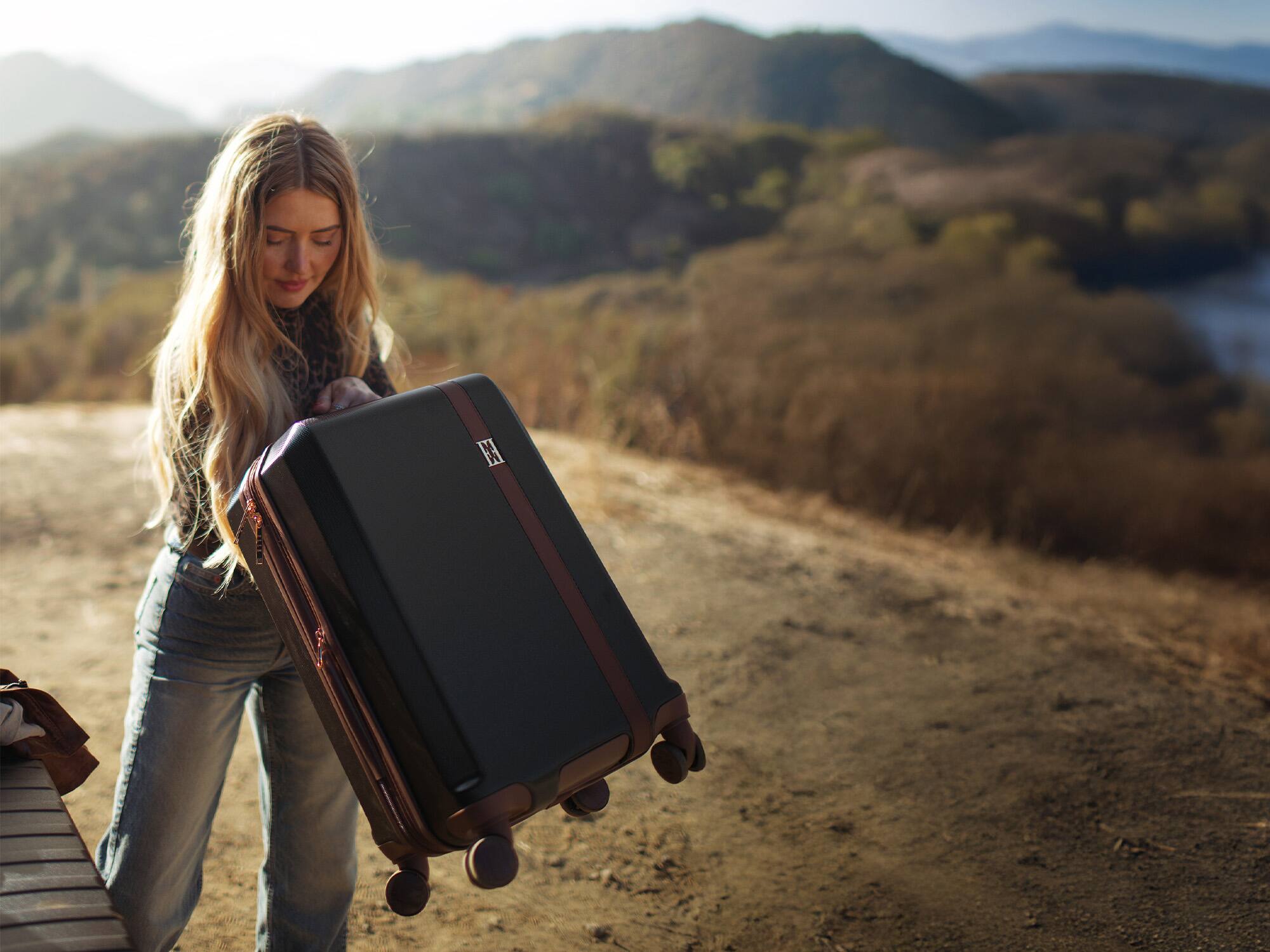 Alt View 5. Elle - ELLE Luxe Journey 3 Piece Expandable Retro Spinner Luggage Set - Black - Black.