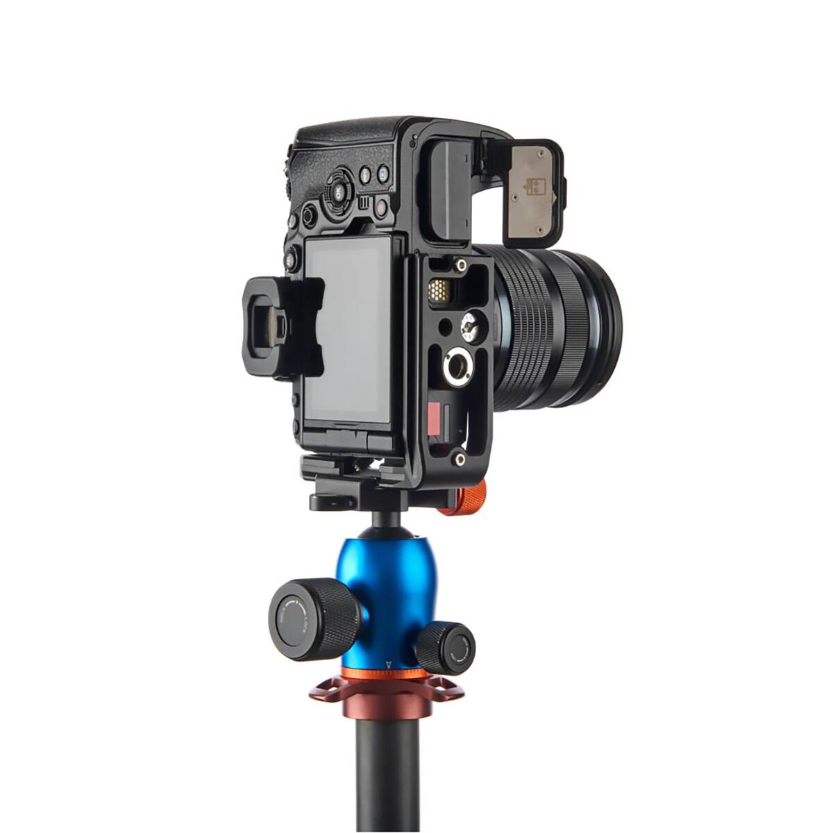 Alt View 5. 3 Legged Thing - 3 Legged Thing OLLIE QD Dedicated L-bracket for OM System OM-1 - Darkness.