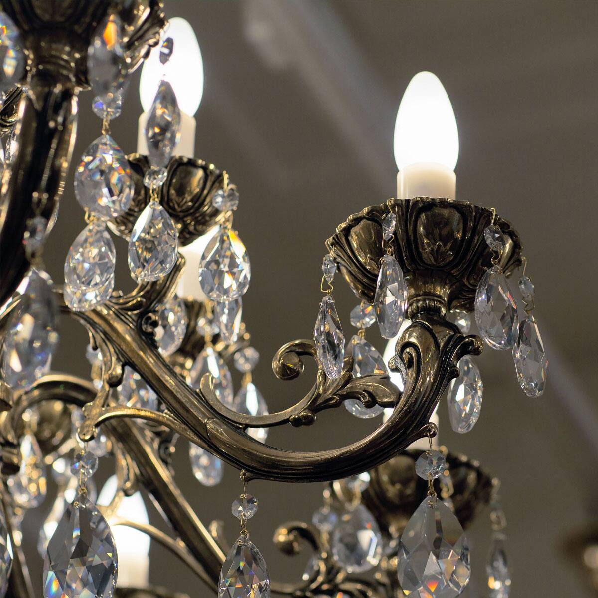 Left. VIRIBRIGHT - B11 LED Candelabra Bulb, Frosted, 90+ CRI, 300 Lumens - Daylight.