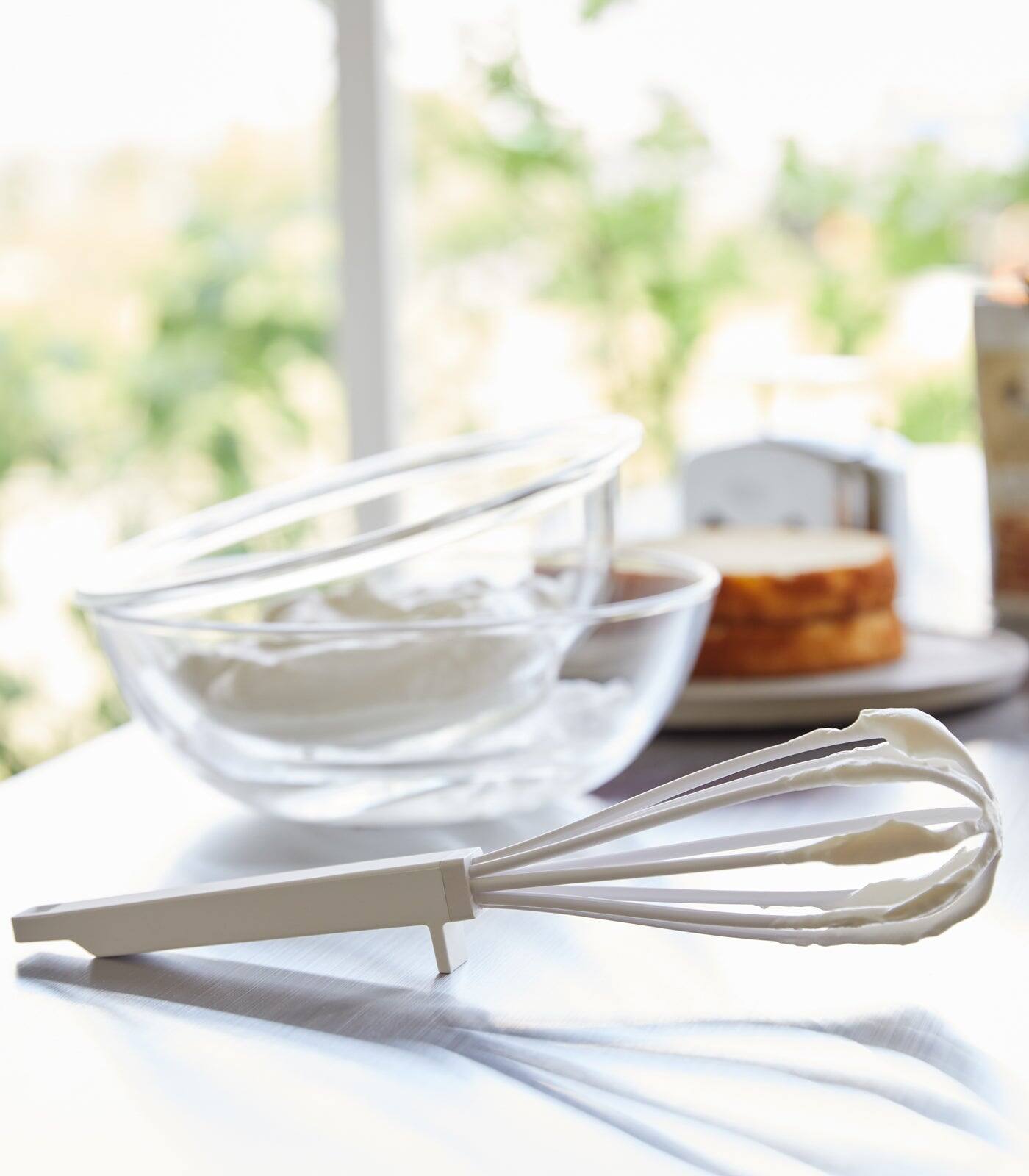 Alt View 5. Yamazaki Home - Floating Whisk - Silicone + Nylon - Black.