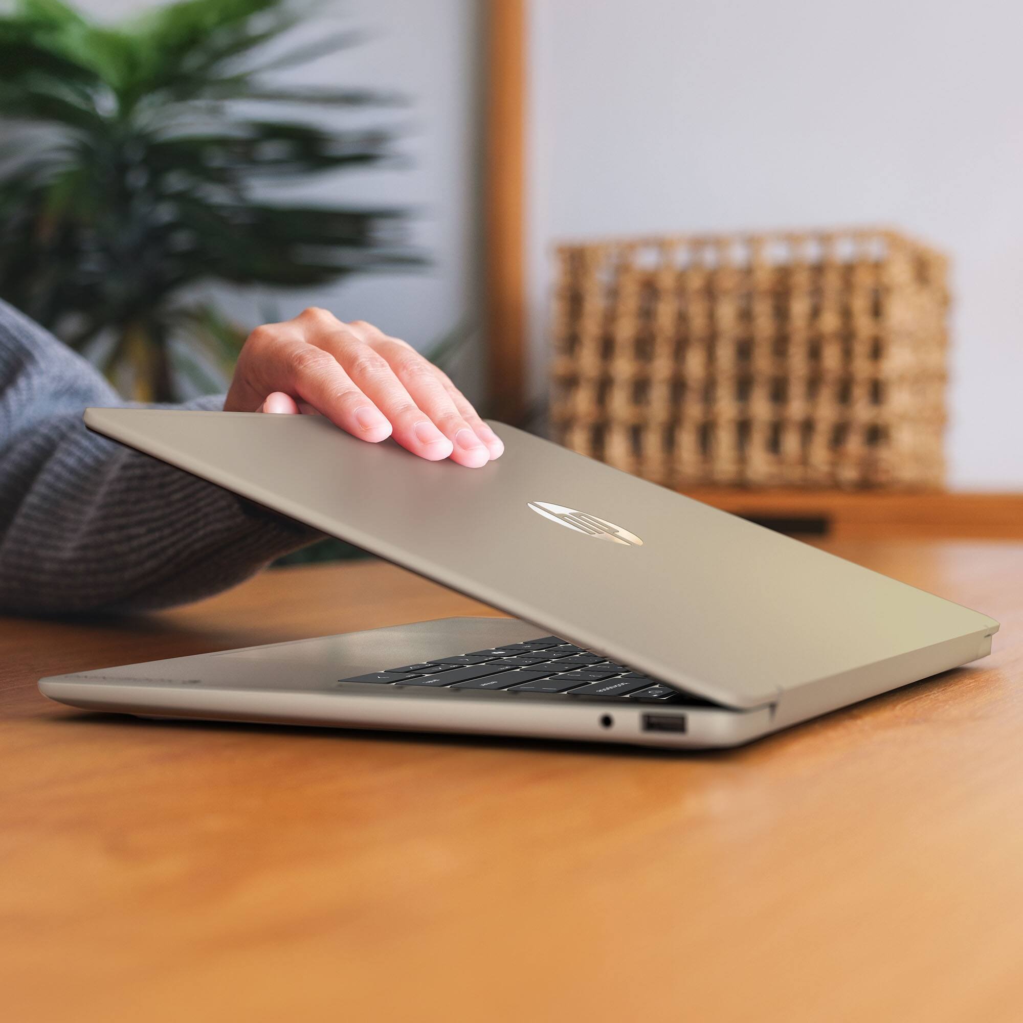 Alt View 12. HP - OmniBook 3 - 14" 2K Touchscreen Laptop - Snapdragon X - 16GB Memory - 512GB SSD - Copilot+ PC - Warm Gold.