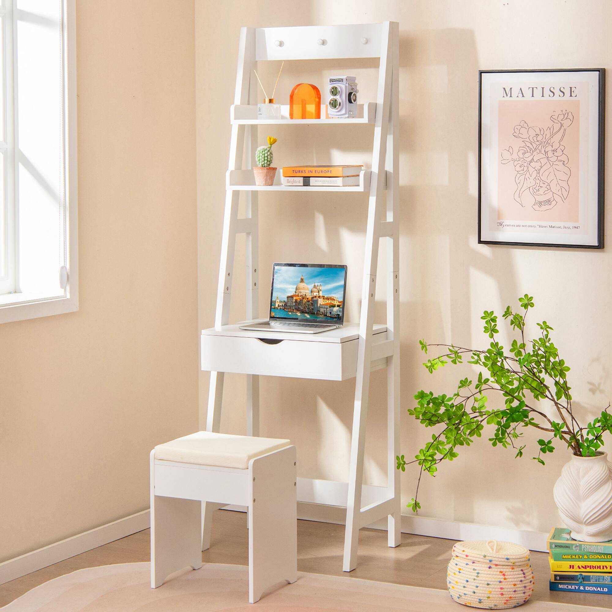 MATISSE  
TUTES - EUROPE  
C - e - I - G PONTOURE MINE A 0UNAE L - 1. MNRN - . R MCEY 4 UUPLALE  

MATISSE  
Matisse was not only a painter, but also a sculptor, 1967  

IN RUSSIA  

MICKEY & DONALD  
JE AMPHONY T  
MICKEY & DONALD