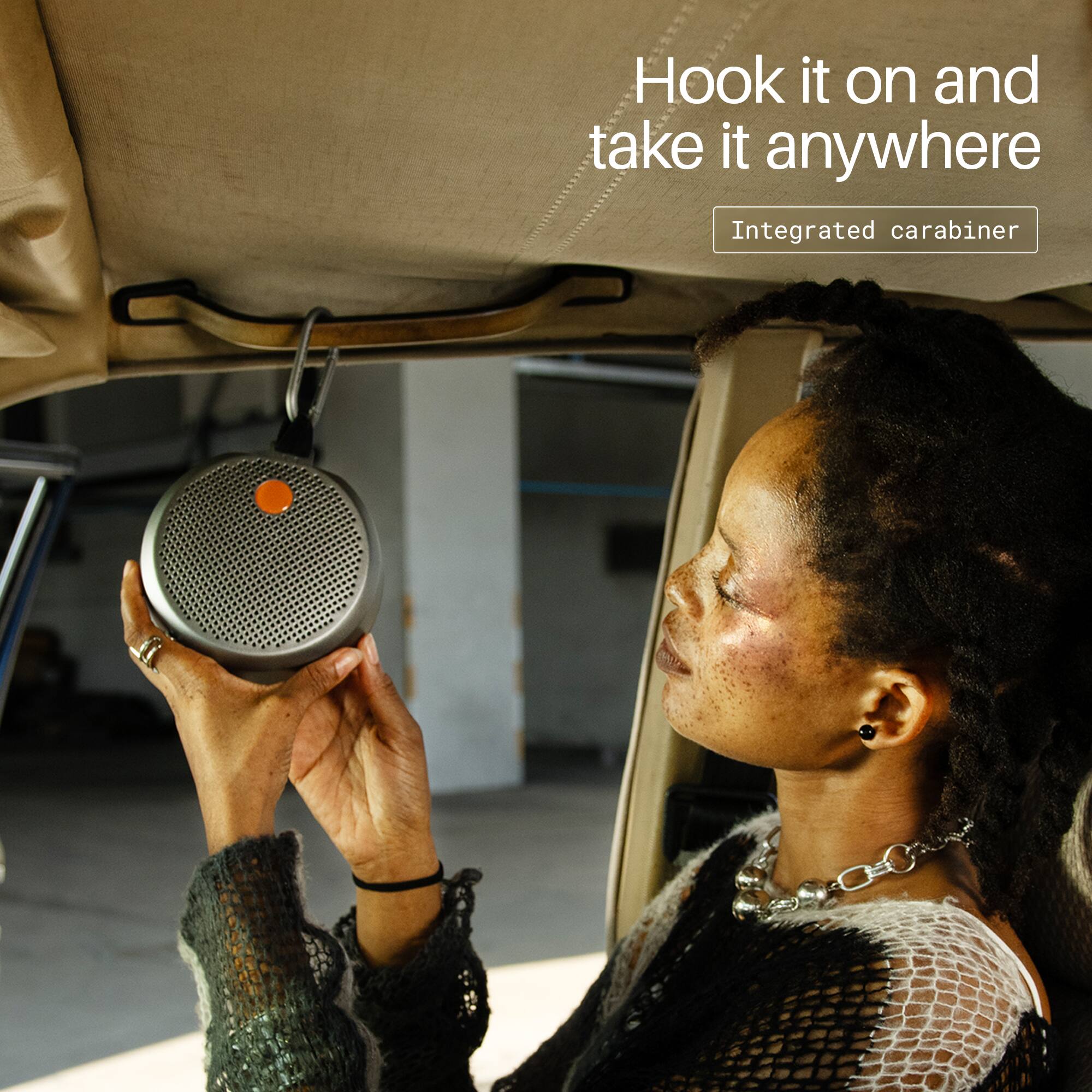 Hook it on and take it anywhere  
Integrated carabiner