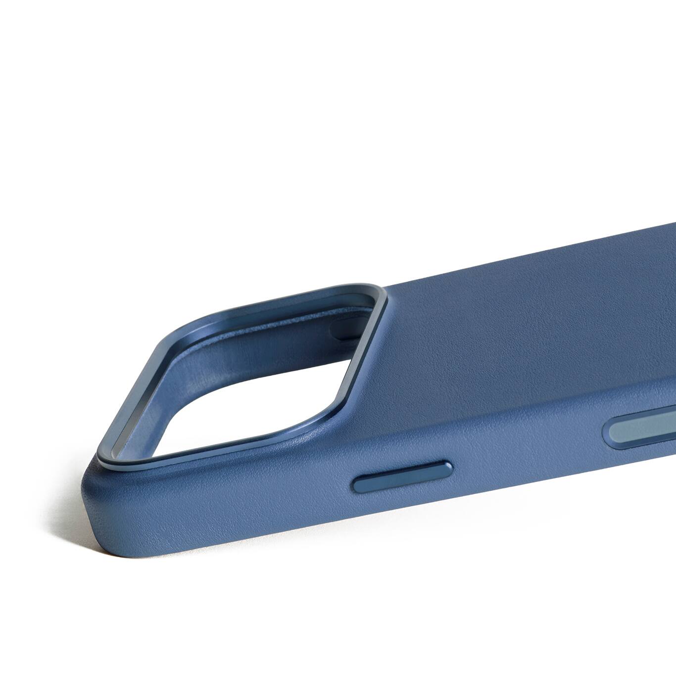 Back. Mujjo - Mujjo Full Leather Case for iPhone 17 Pro - Monaco Blue.