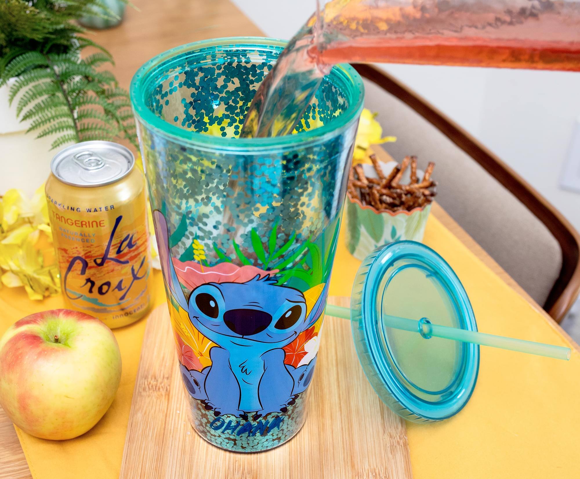 SPARKLING WATER  
TANGERINE  
NATURALLY ESSENCED  
La Croix  
in PHANTOM