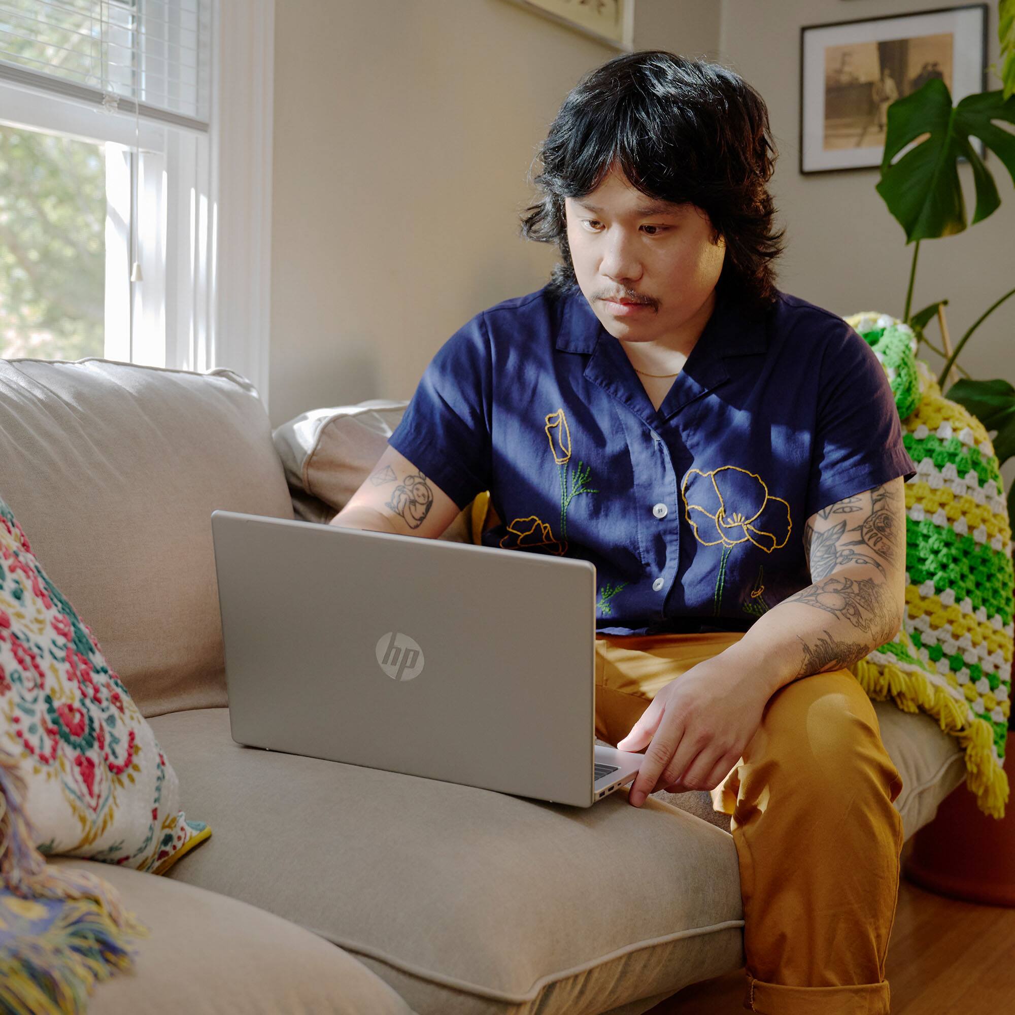 Alt View 9. HP - OmniBook 3 - Copilot+ PC - 15.6" Full HD Touch-Screen Laptop - AMD Ryzen 5 AI 5 330 2025 - 16GB Memory - 512GB SSD - Glacier Silver.