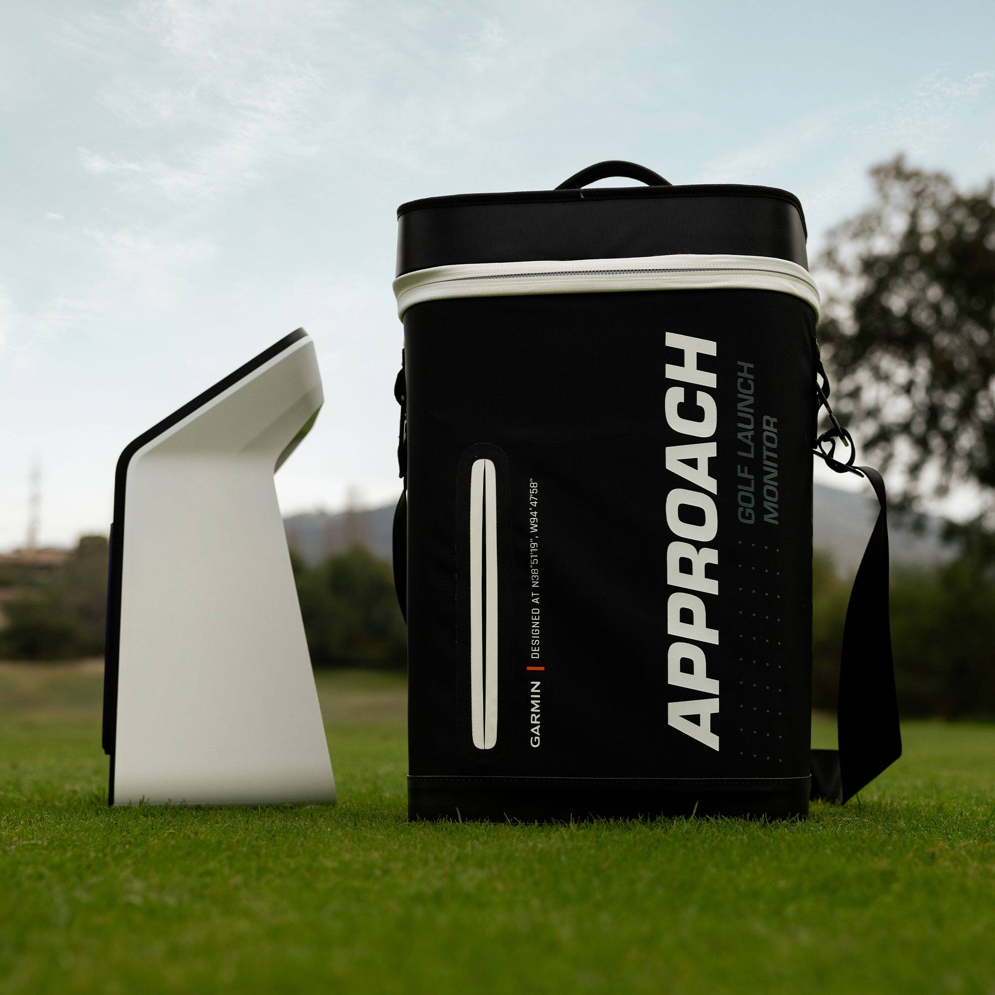 4758 W94 6L.19.BCN HEN AT DEBIOHED

GARMIN APPROACH GOLF LAUNCH MONITOR

GOLF LAUNCH MONITOR

DESIGNED AT GARMIN, SWITZERLAND - MADE IN CHINA

GARMIN