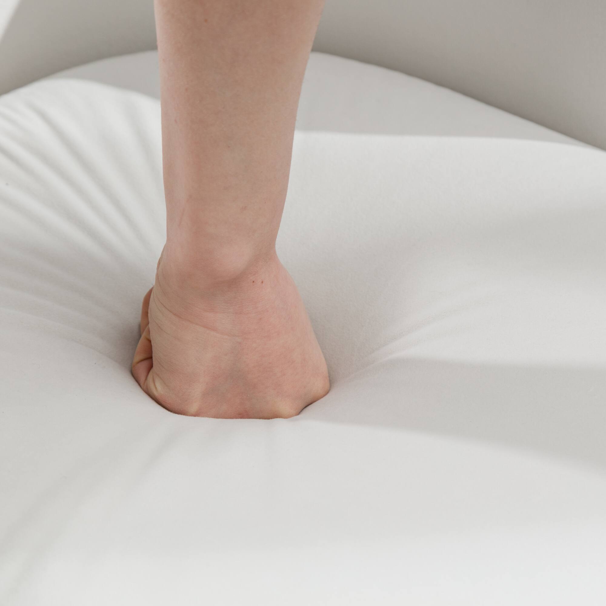 Angle. GOODSILO - Contemporary Velvet Swivel Accent Armchair with Ergonomic Design and 360-Degree Rotation - White.