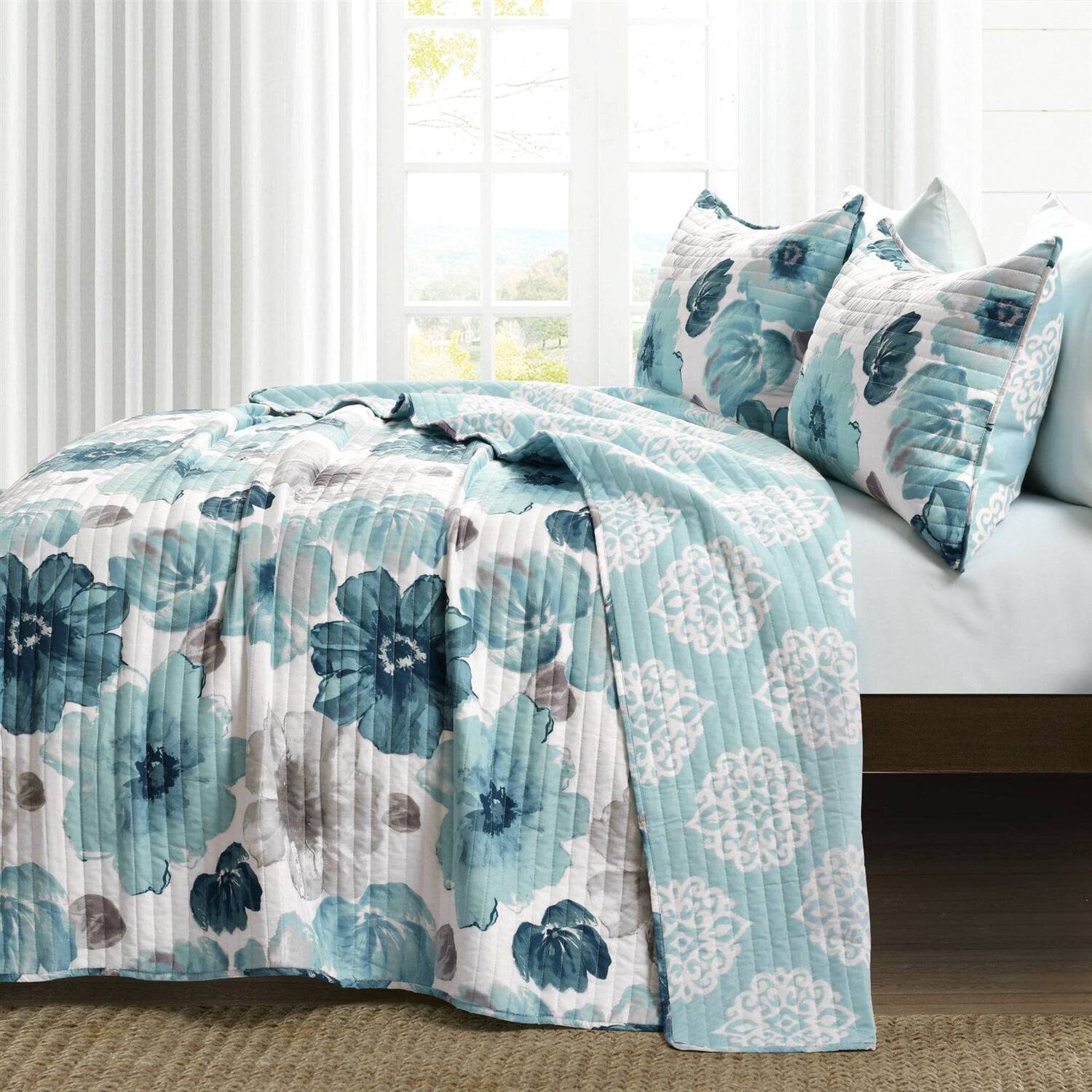Angle. Hivvago - King size Blue Grey Flowers Lightweight Polyester Microfiber Quilt Set - Blue, Grey.