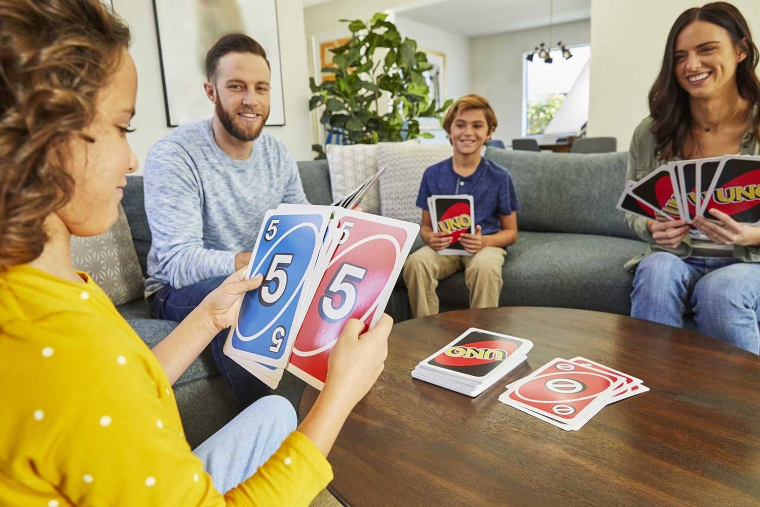 Angle. Mattel - UNO: Classic Giant   - GAMES (MISC) - Multicolor.