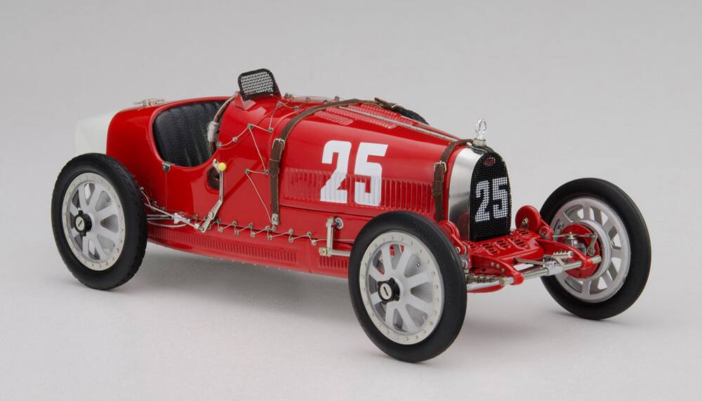 Front. CMC - Bugatti T35 #25 National Colour Project Grand Prix Portugal Ltd Ed to 500 pcs Worldwide 1/18 Diecast Model Car by CMC.