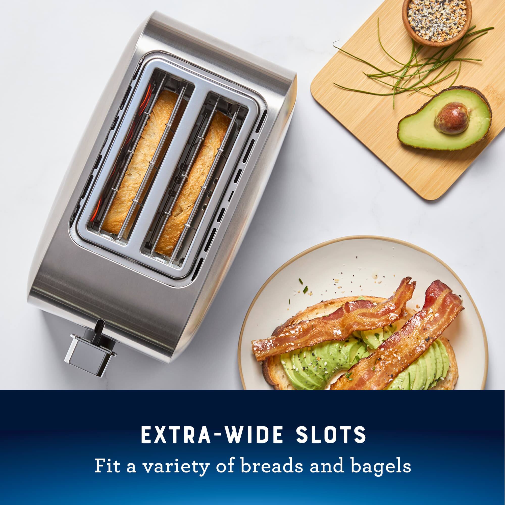 EXTRA-WIDE SLOTS  
Fit a variety of breads and bagels