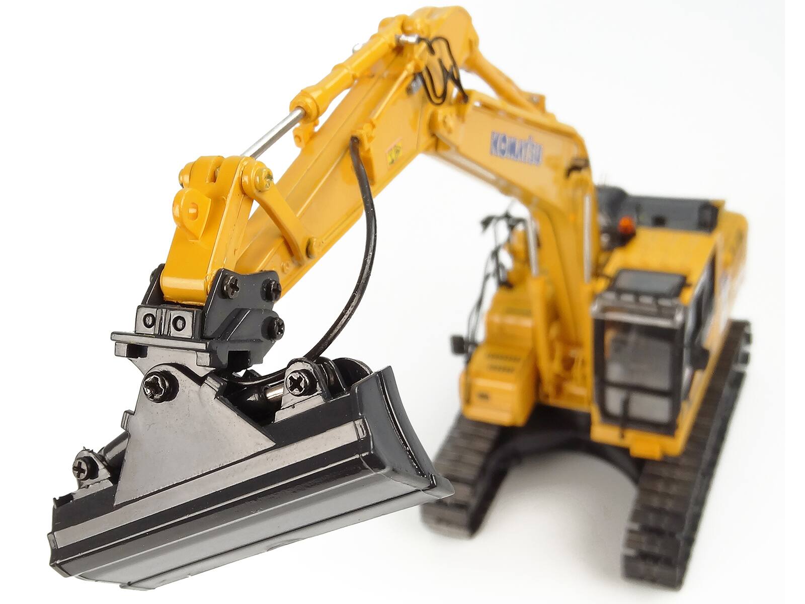 Alt View 4. Universal Hobbies - Komatsu PC210LCi-11 Intelligent Machine Control 2.0 Excavator Yellow 1/50 Diecast Model by Universal Hobbies.