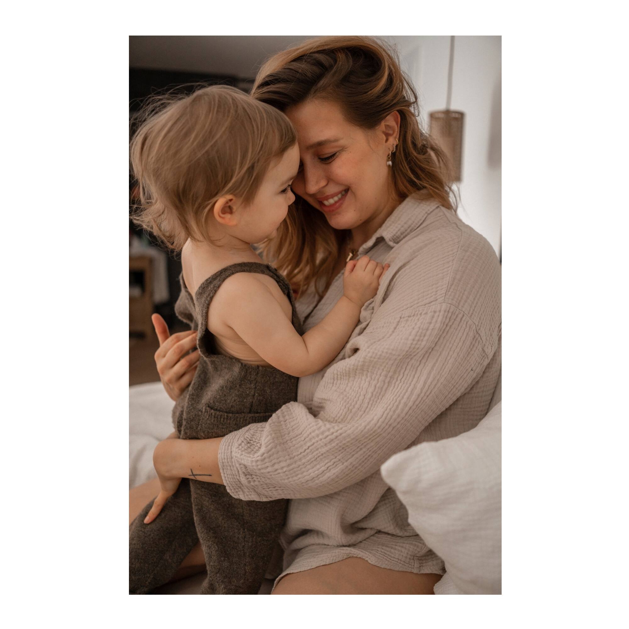 Left. Sigma - Sigma 23mm F1.4 DC DN Contemporary Lens for Sony E Mount w/Camera Bag Bundle.