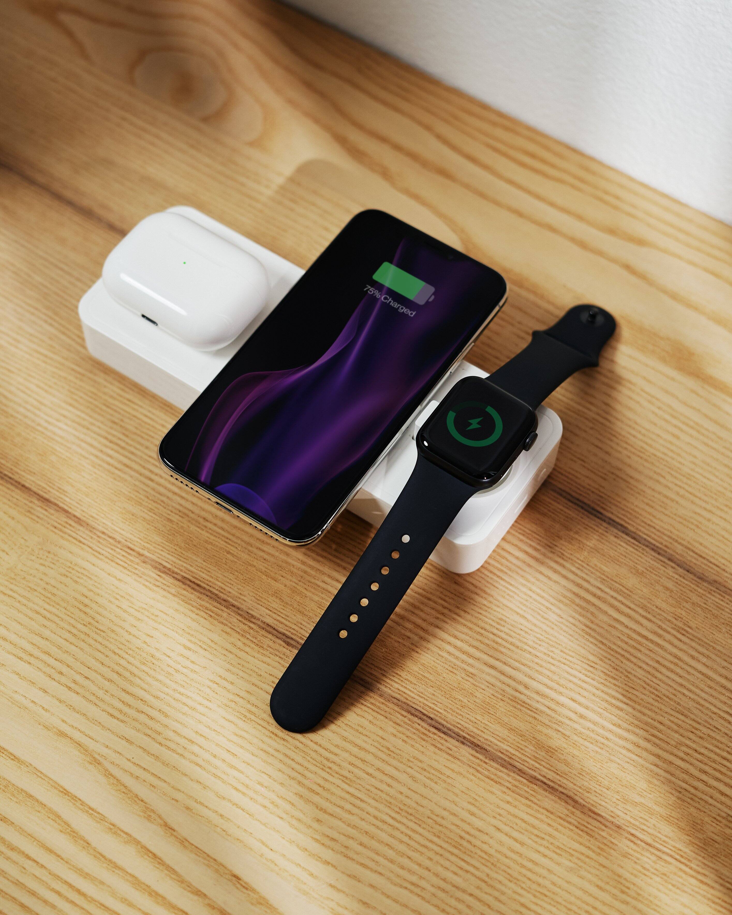 Alt View 18. Einova - Eggtronic Power Bar 7.5W Wireless Charging Pad for Qi-enabled Devices - White.