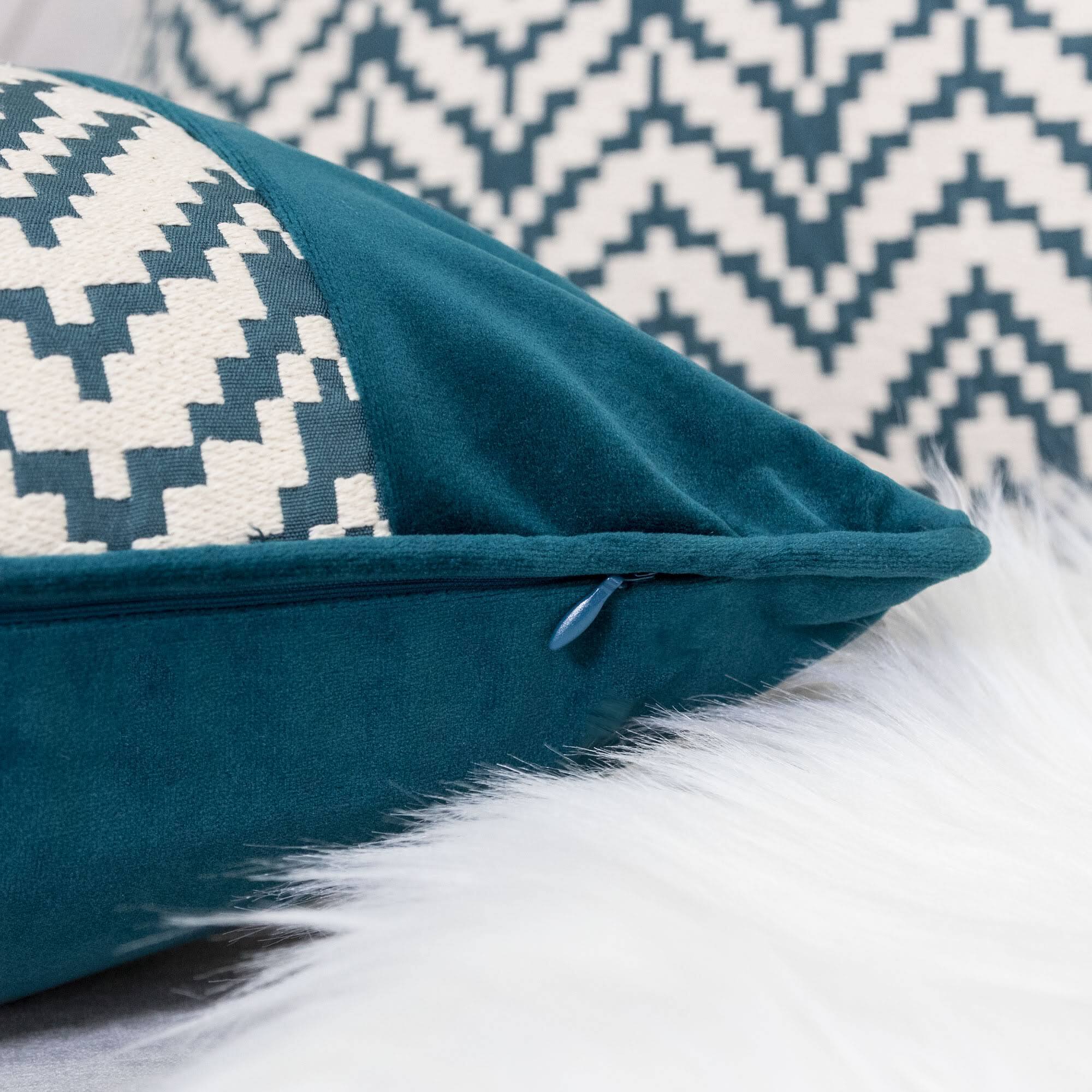 Back. LuXeo - Modern Chevron Lumbar Collection, Size: 14"x20" - Turquoise.