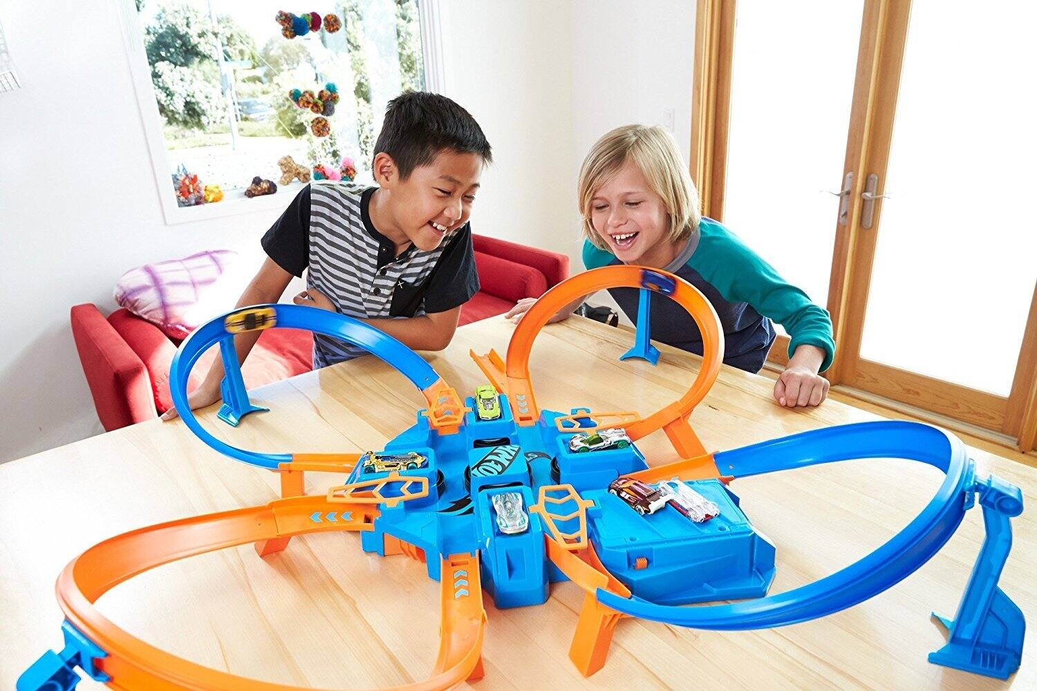 Alt View 3. Hot Wheels - Hot Wheels Criss Cross Crash Motorized Track Set, Figure-Eight Track, 4 Crash Zones, 16+ ft Track, 1 Vehicle - Multicolor.