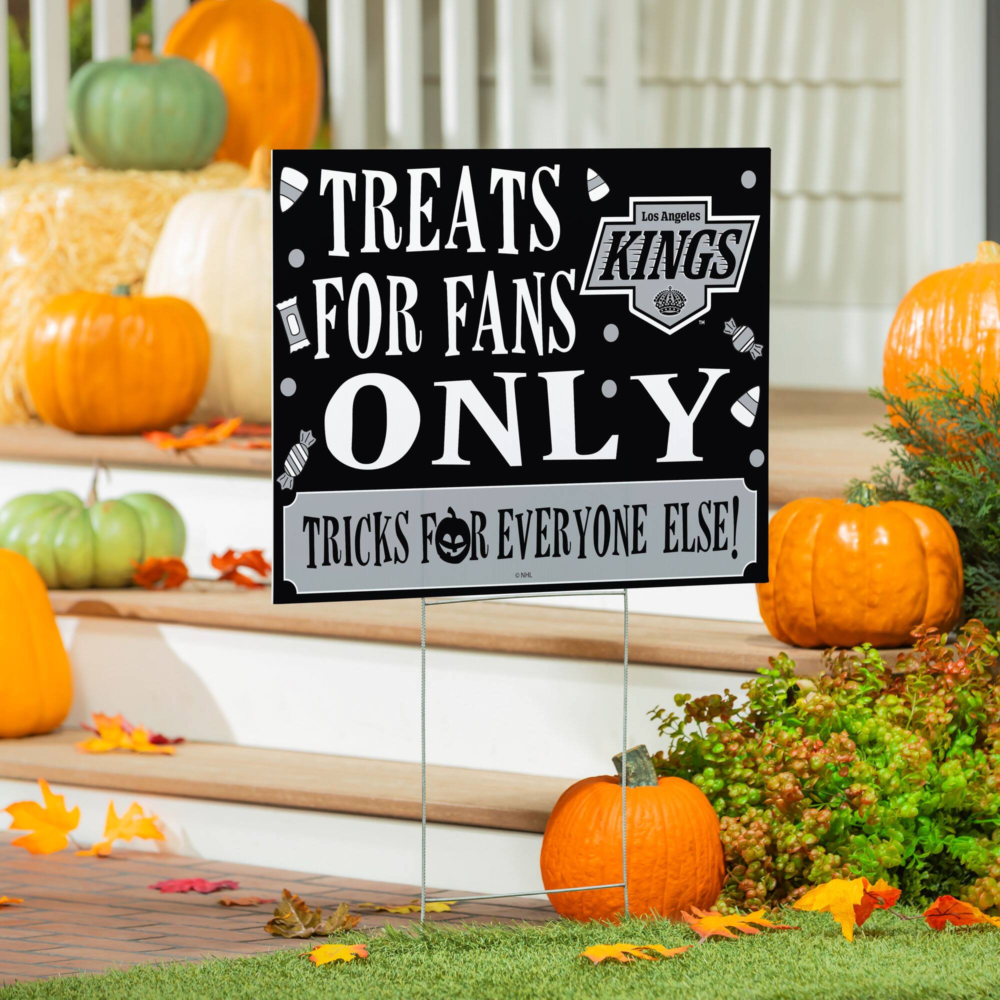 TREATS FOR FANS ONLY  
TRICKS FOR EVERYONE ELSE!  
Los Angeles KINGS