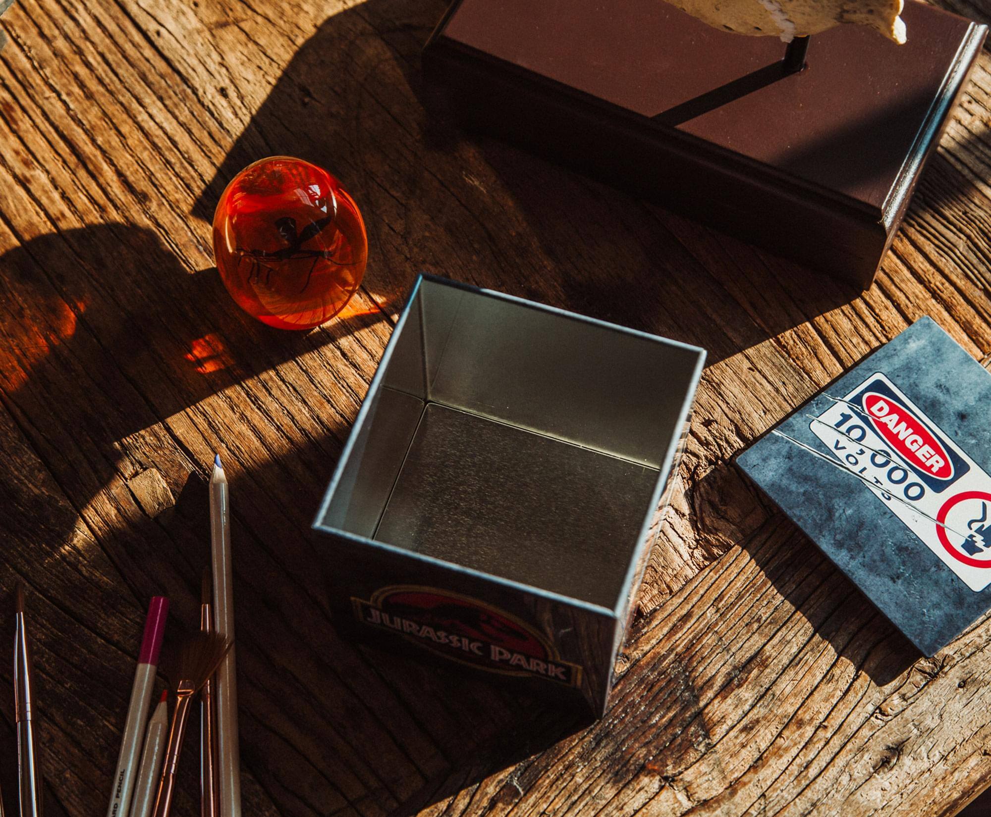 10 DANGER 000  
JURASSIC PARK  
VOL. 000