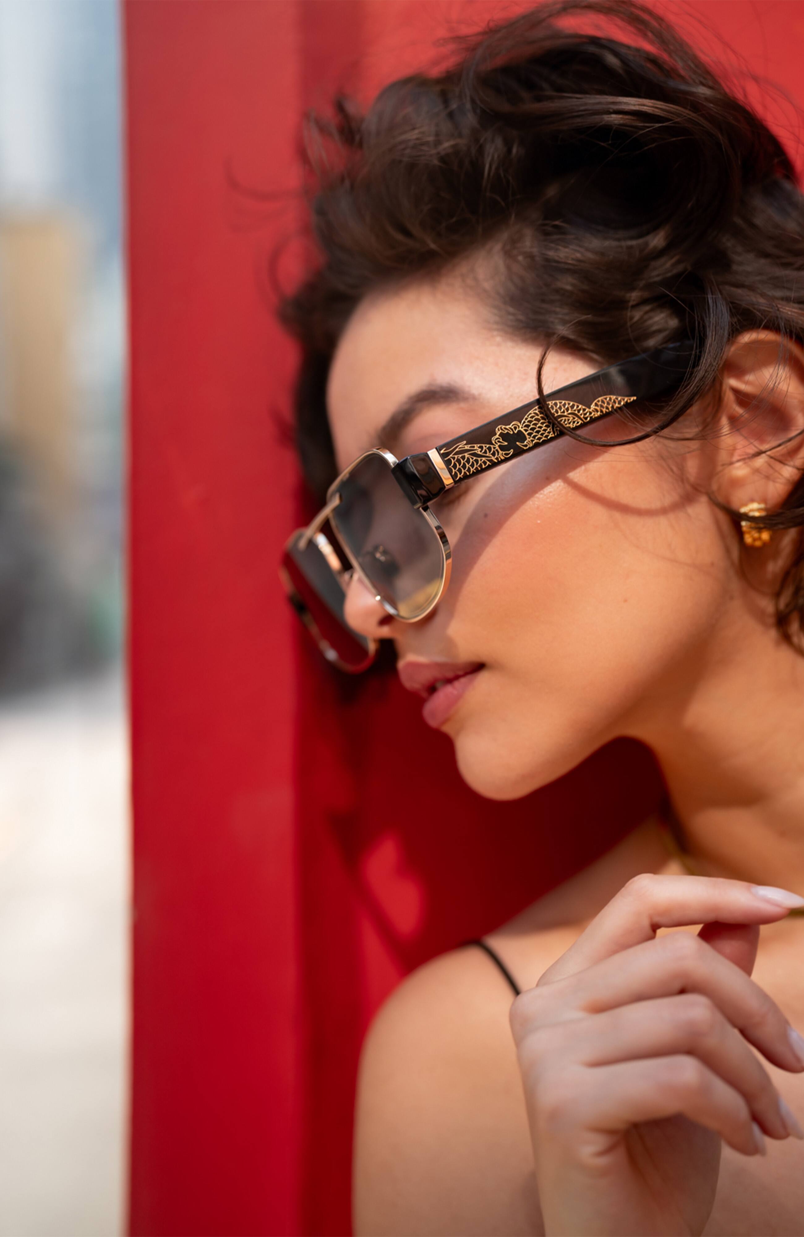 Alt View 8. Chamelo - Lifestyle Dragon Slider HVL - Glossy black gold frame | Smoke lenses.