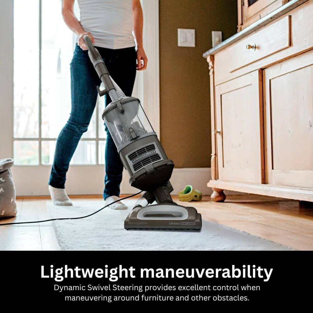 DELUXE  
Navigator  
Lightweight maneuverability  
Dynamic Swivel Steering provides excellent control when maneuvering around furniture and other obstacles.