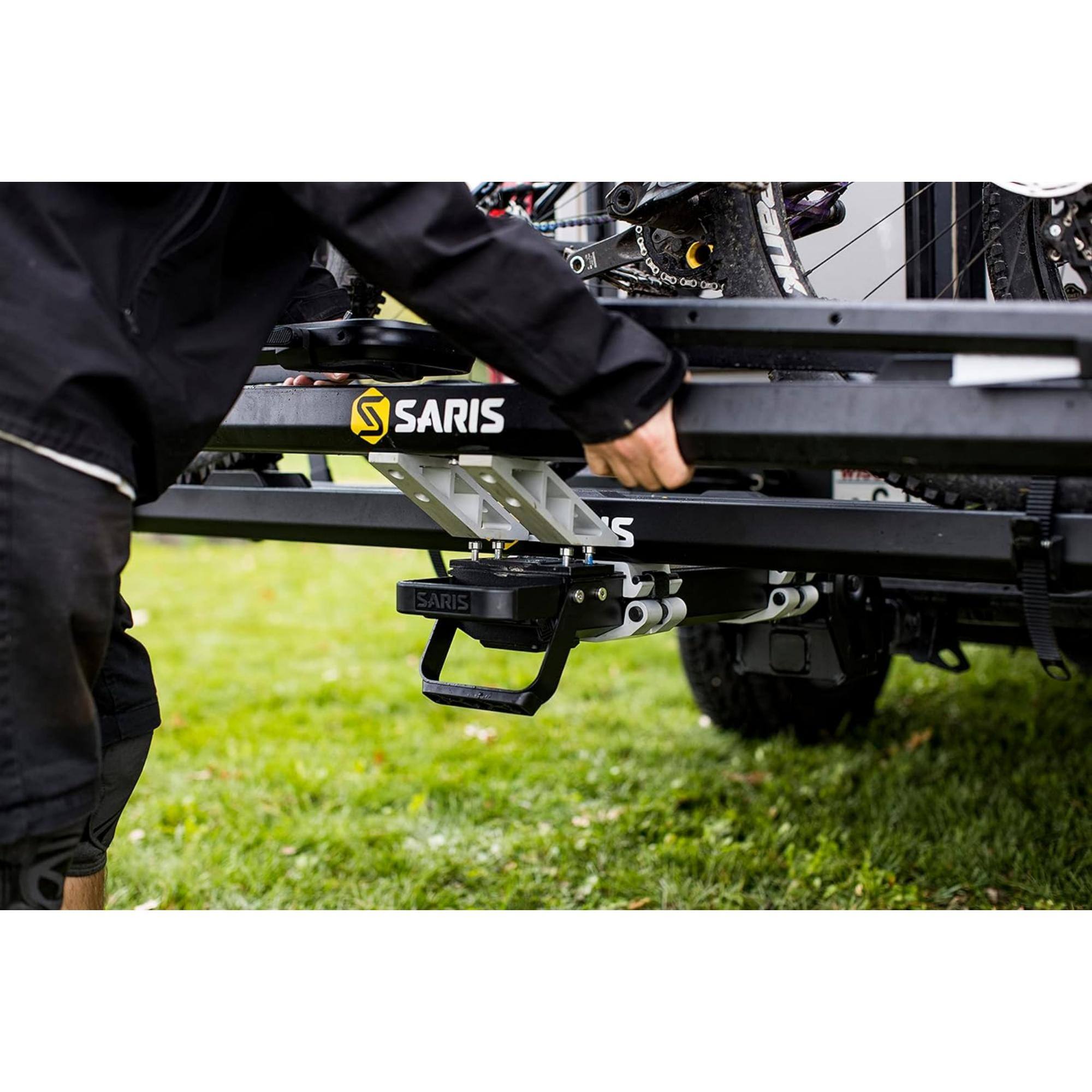 The text on the image reads "SARIS."