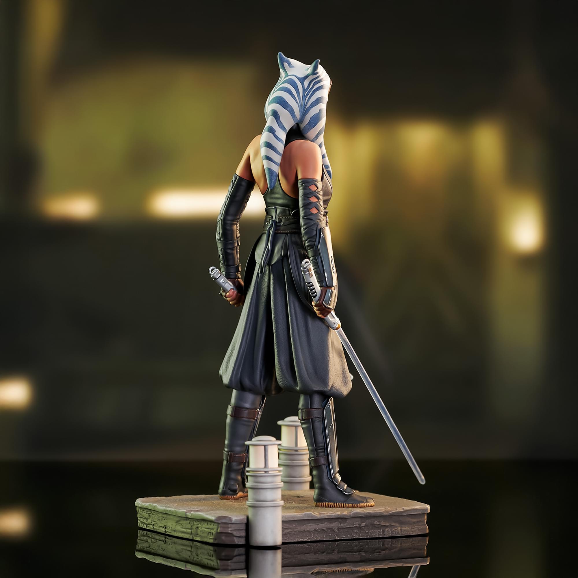 Alt View 4. Diamond Select Toys - Star Wars: The Mandalorian Ahsoka Premier Collection 1:7 Scale Statue - Multi-Colored.