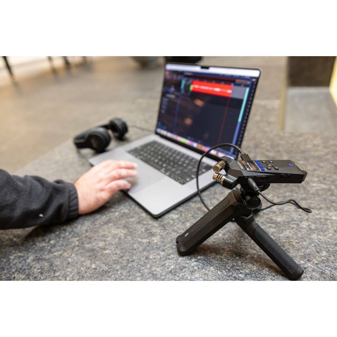 Angle. Zoom - Zoom H1essential Stereo Handy Recorder (2024 Model, Essential Series) with 32-Bit Float, Accessibility, X/Y Microphones - Black.