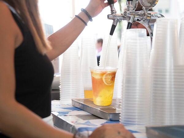 Alt View 4. Oumilen - 100 Pack 20oz Clear PET Cups with Lids & Straws – Thick Cold Drink Cups for Iced Coffee Smoothie - Clear.