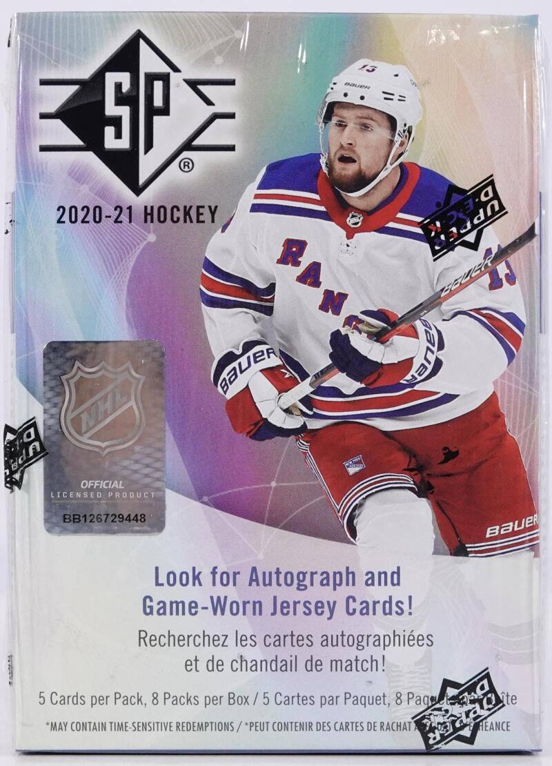 13 BGUER SPE S  
2020-21 HOCKEY UPPER D.ExC R 4 A GGUER  
BAUER  
NHL OFFICIAL LICENSED PRODUCT  
BB126729448  
Look for Autograph and Game-Worn Jersey Cards!  
Recherchez les cartes autographiées et de chandail de match!  
5 Cards per Pack, 8 Packs per Box / 5 Cartes par Paquet, 8 Paquets par Boîte  
*MAY CONTAIN TIME-SENSITIVE REDEMPTIONS / *PEUT CONTENIR DES CARTES DE RACHAT À RECONNAISSANCE