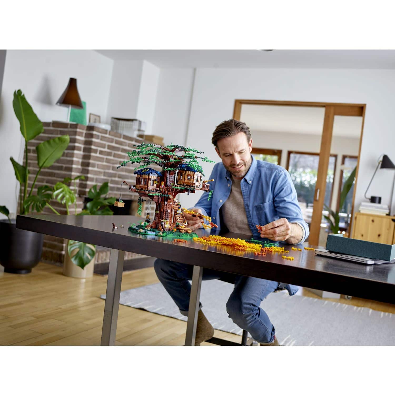 Angle. LEGO - Ideas Tree House 21318.