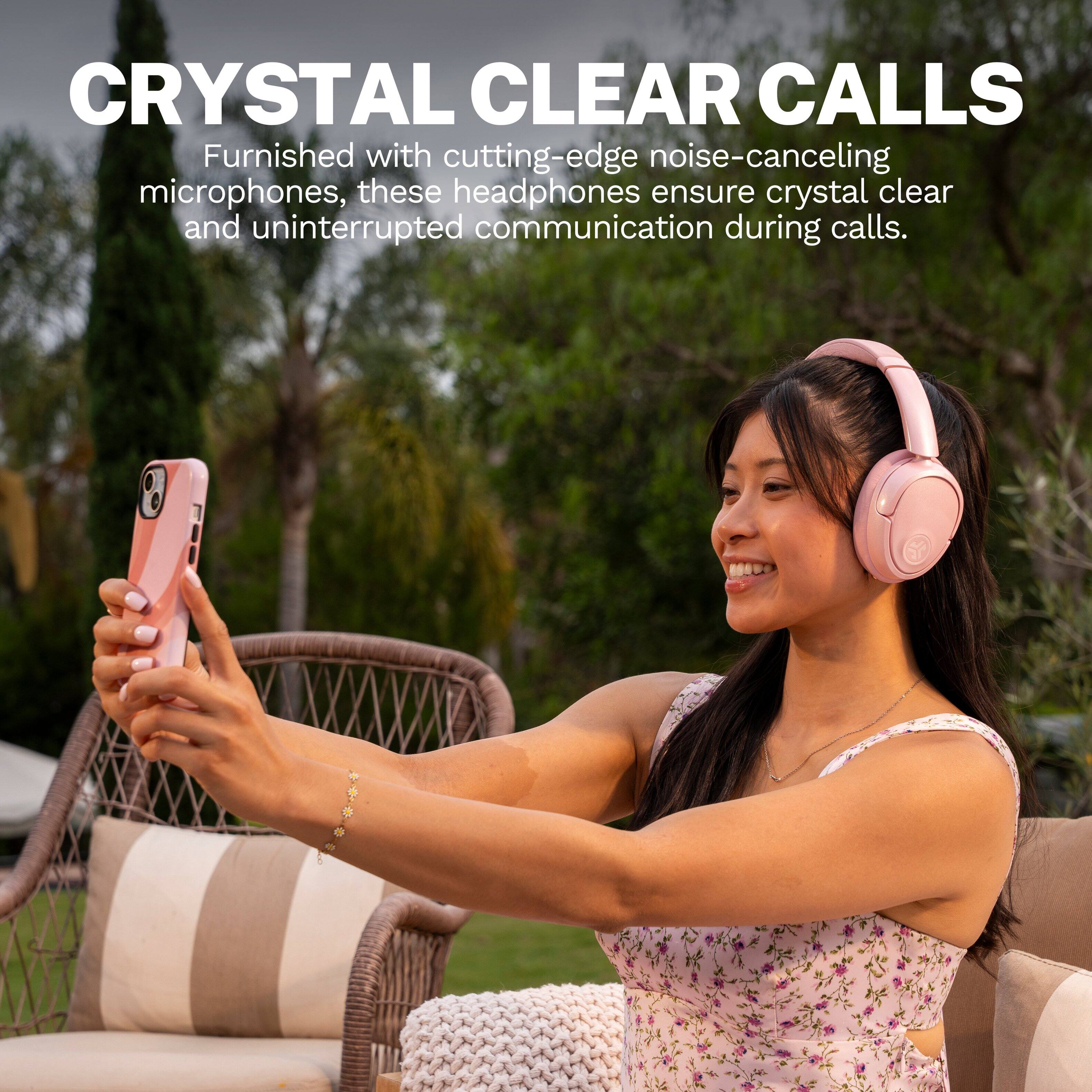 CRYSTAL CLEAR CALLS  
Furnished with cutting-edge noise-canceling microphones, these headphones ensure crystal clear and uninterrupted communication during calls.