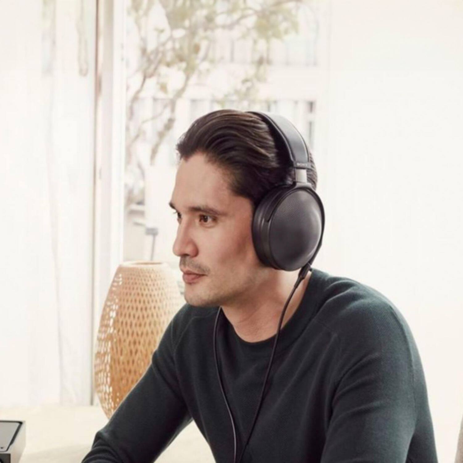 Alt View 4. Sony - Signature Closed Dynamic Hi-Res Headphones w/ Case MDRZ1R - Black.