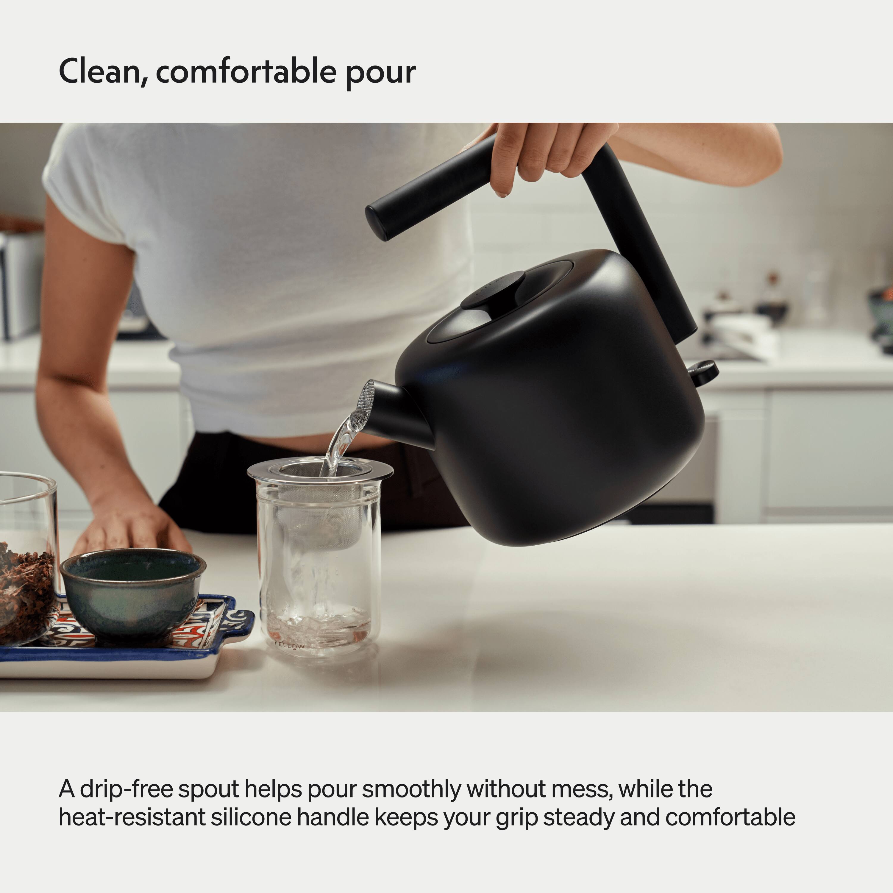 Clean, comfortable pour

A drip-free spout helps pour smoothly without mess, while the heat-resistant silicone handle keeps your grip steady and comfortable