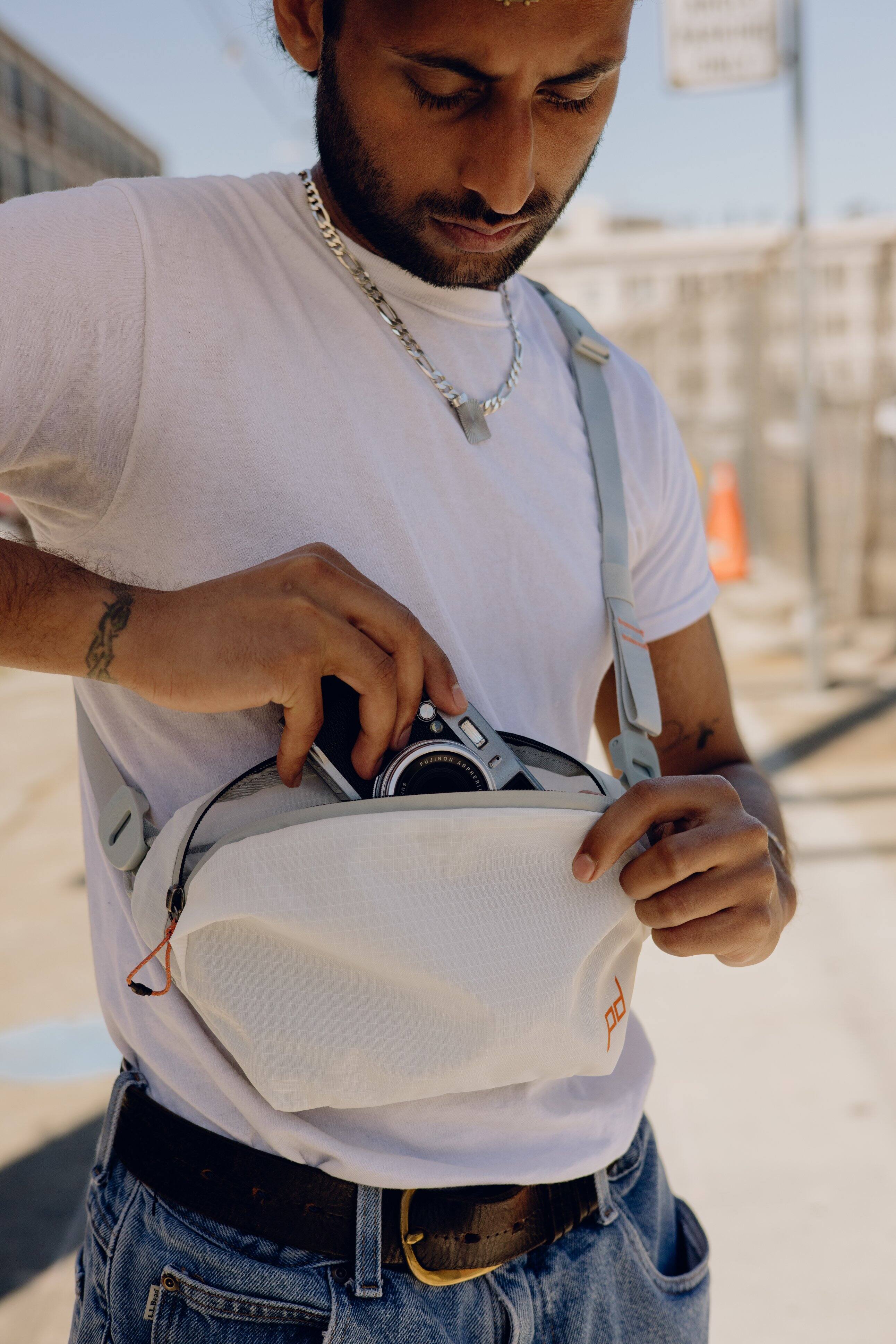 The text on the image reads "Polinon APNES Or 8 DO ba." However, it is not clear what this text represents or means. It could be a brand name, a message, or a code. Without further context, it is difficult to group or correct the text.