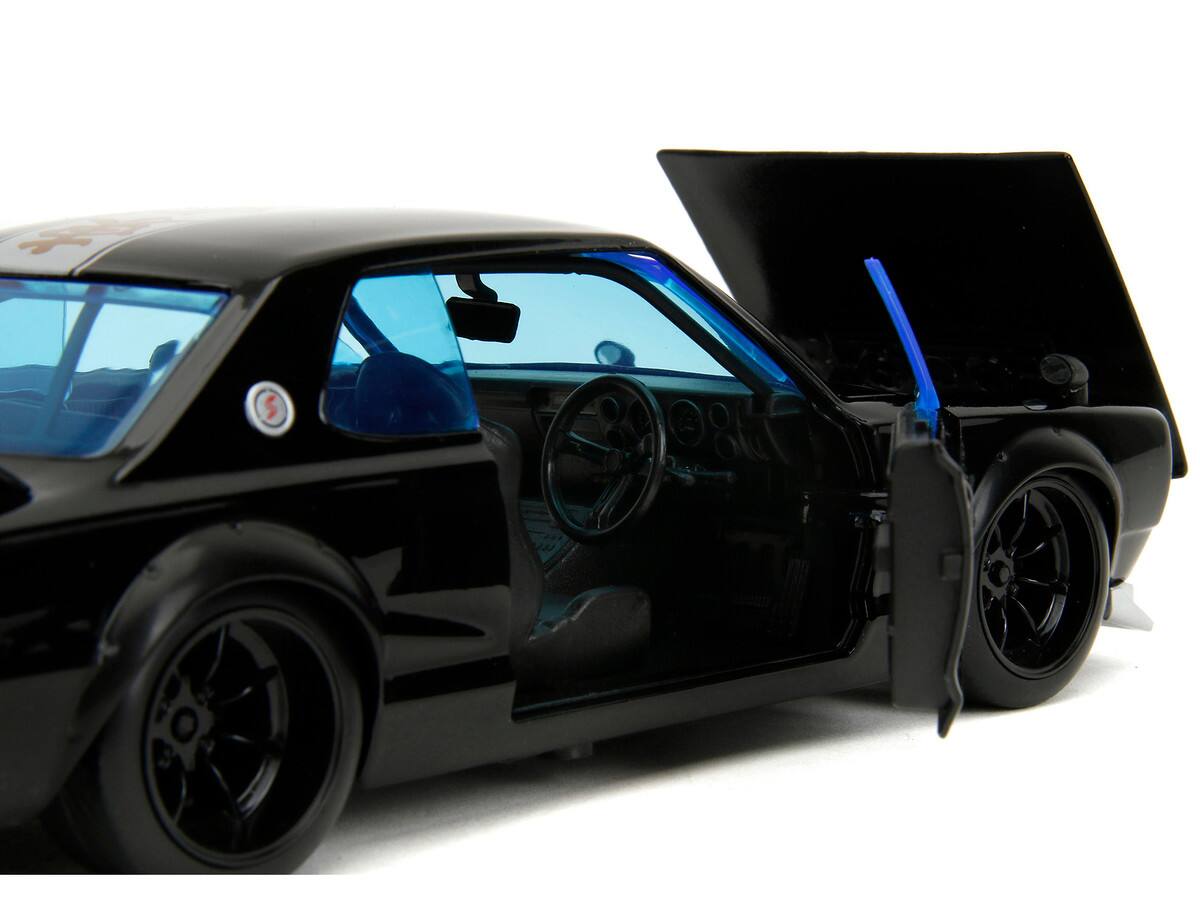 Left. Jada - 1971 Nissan Skyline GT-R RHD Black w/ Silver Stripe & Mikey Figure – Tokyo Revengers (2021) Anime Hollywood Rides 1/24 - Black.