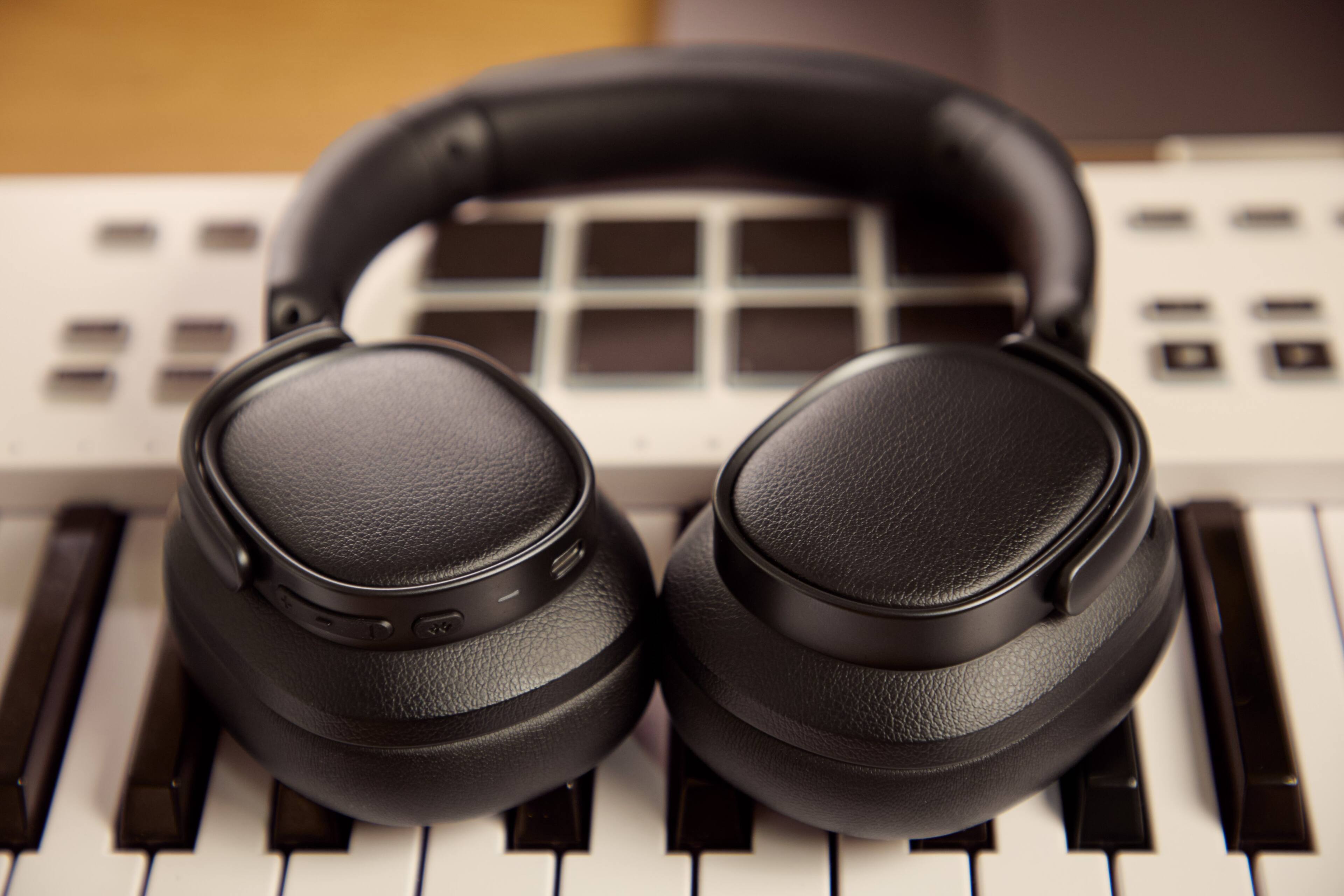 Angle. Edifier - ES850NB Active Noise Cancelling Headphones - Black.