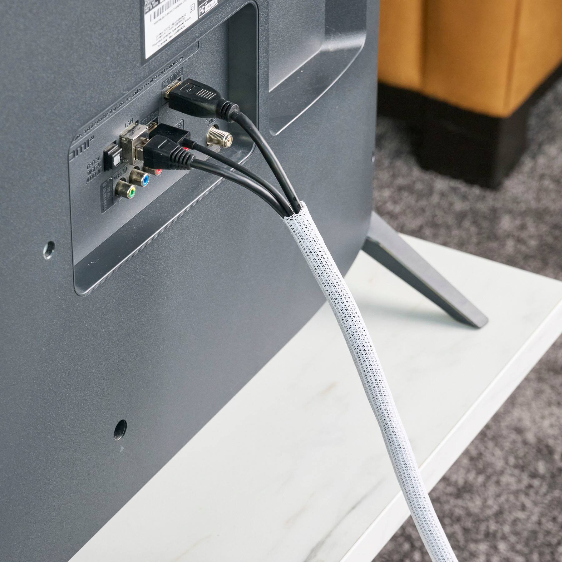 The text on the image reads "F CN 240 L4 DI a CARNEE." This is a description of the TV, which is a flat screen TV. The text also indicates that the TV is connected to a cable box.