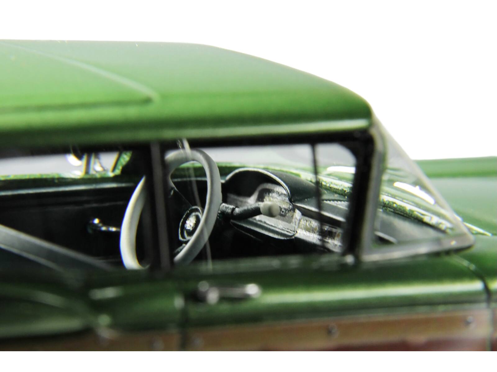 Angle. Goldvarg Collection - 1959 Ford Country Squire 1/43 Sherwood Green Metallic Woodgrain Sides Green Interior Limited Edition 200pcs - Green Metallic.