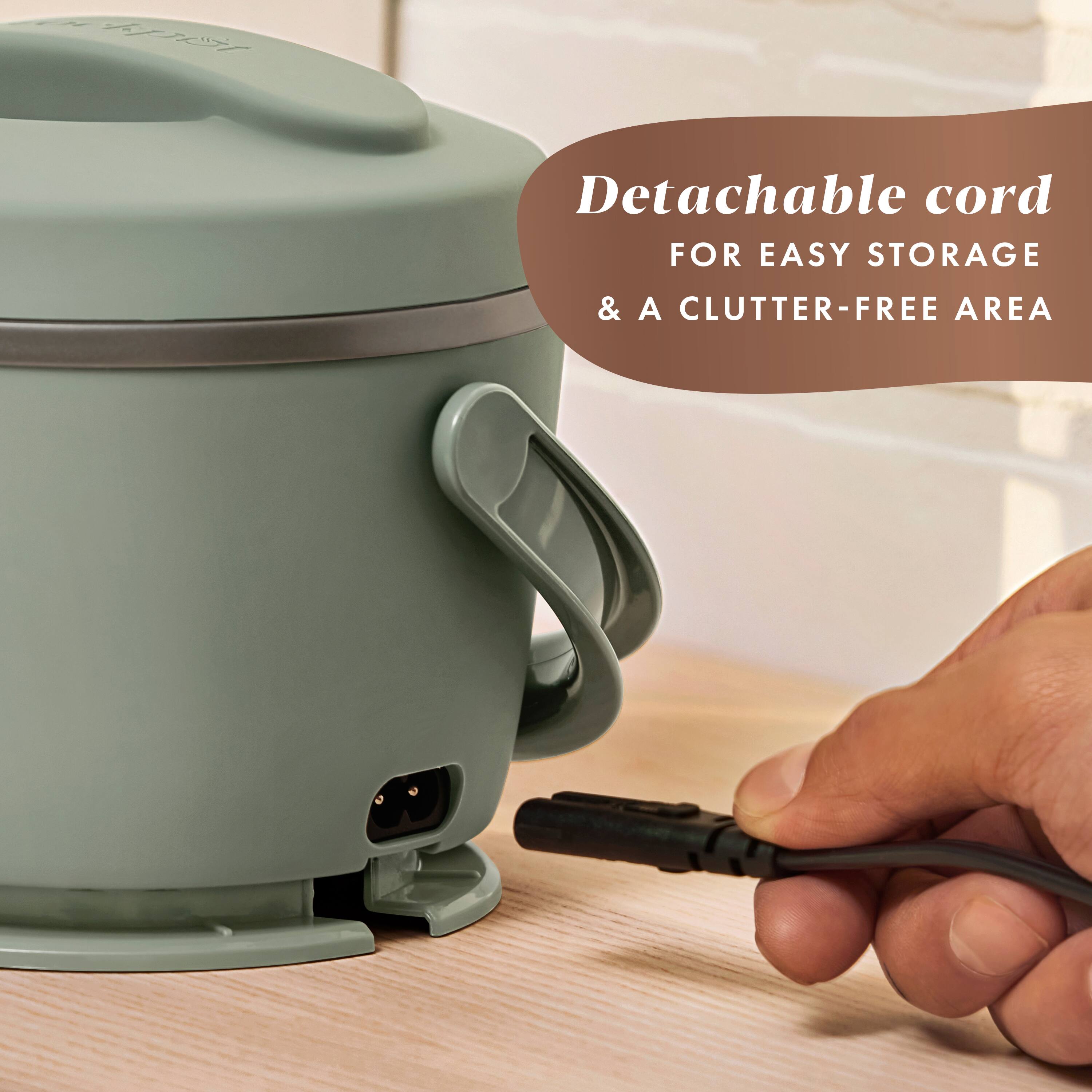 A Detachable cord for easy storage & a clutter-free area